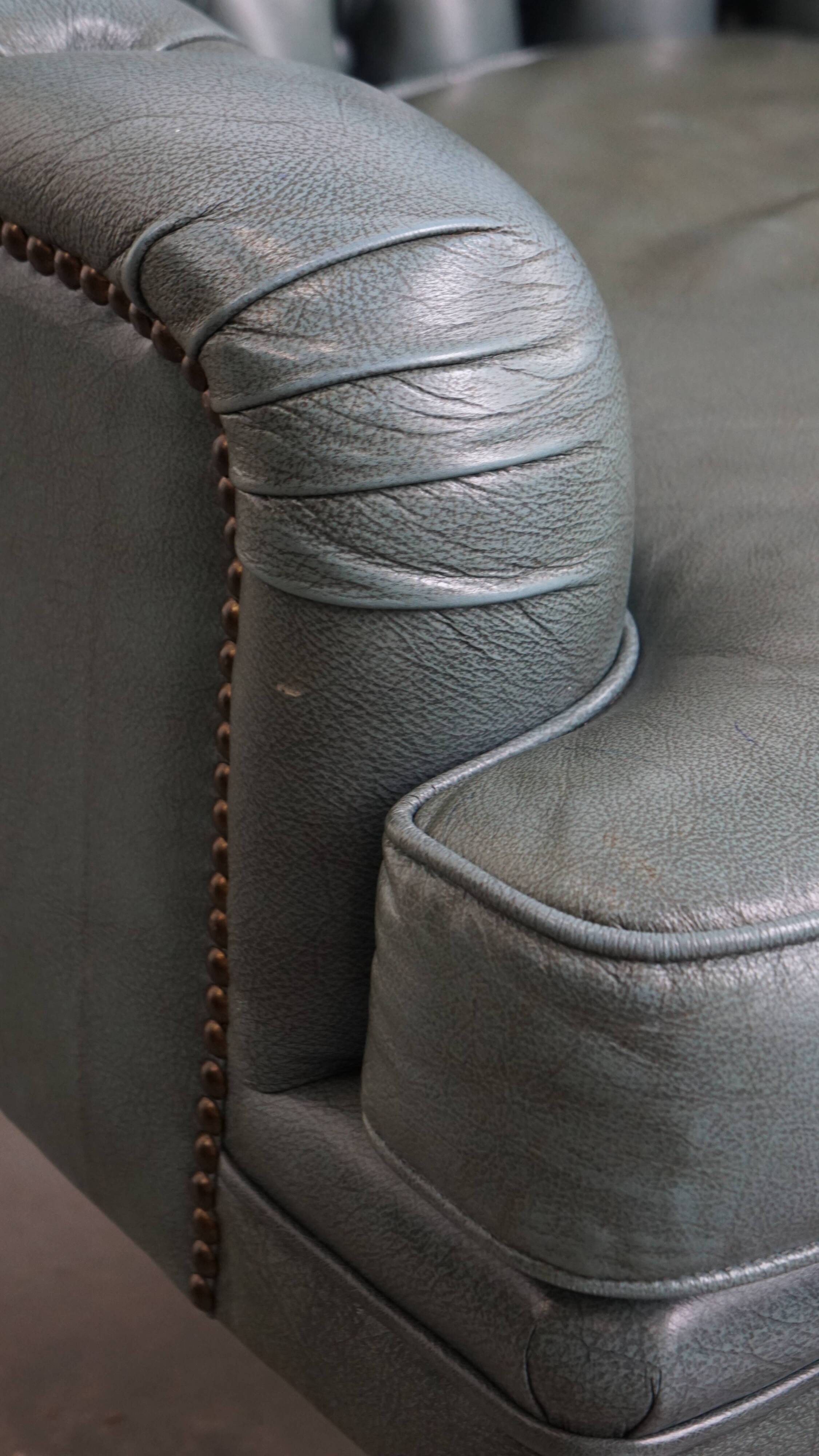 Fauteuil Chesterfield bleu en cuir de vachette de style anglais