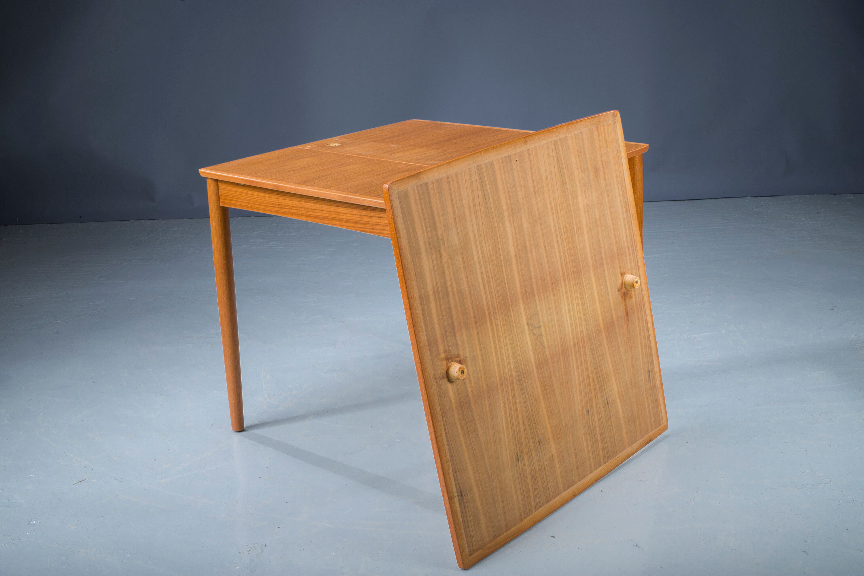 Danish Teak Model 28 Extendable & Reversible Side Table by Poul Hundevad for Hundevad & Co., 1960s