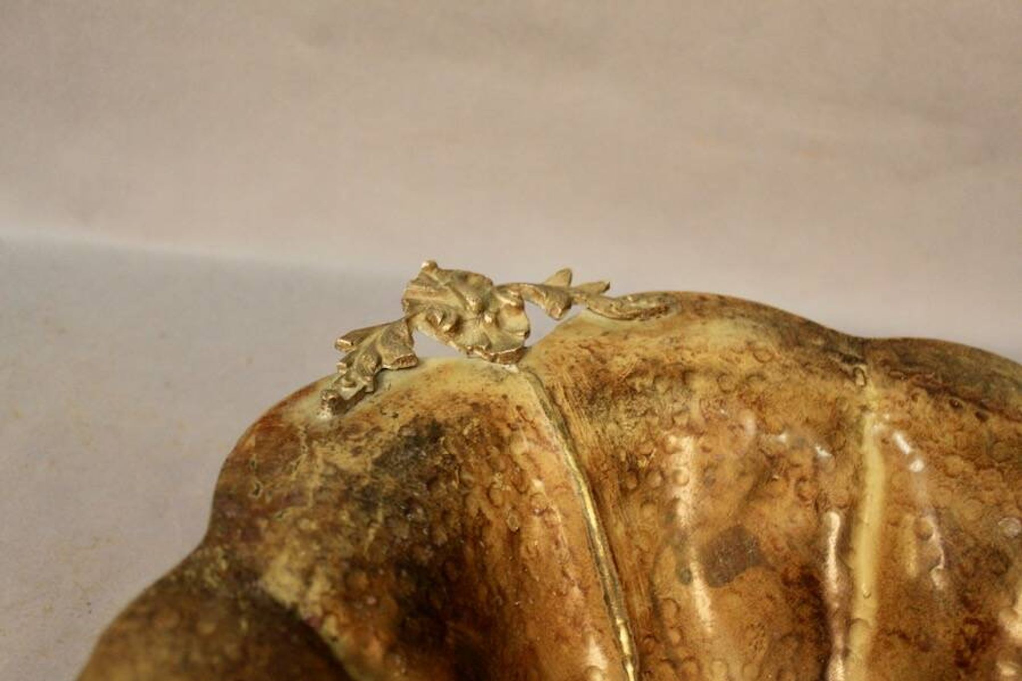 Coupe à fruits en tôle peinte mordorée en forme de coquillage