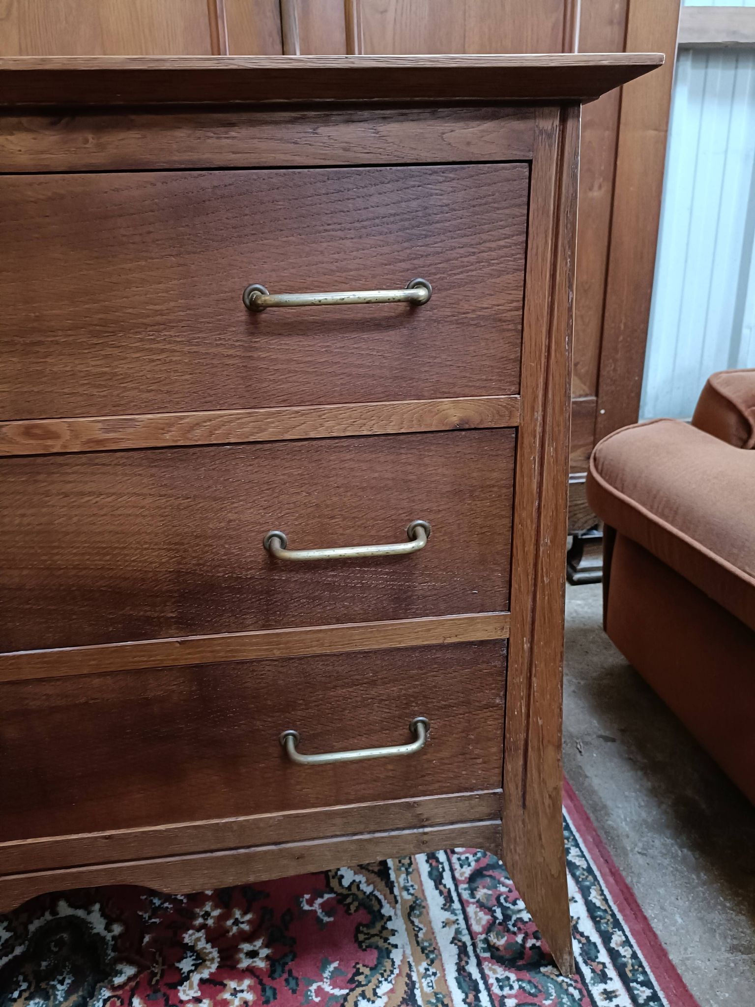 Commode scandinave à trois tiroirs en chêne pieds compas