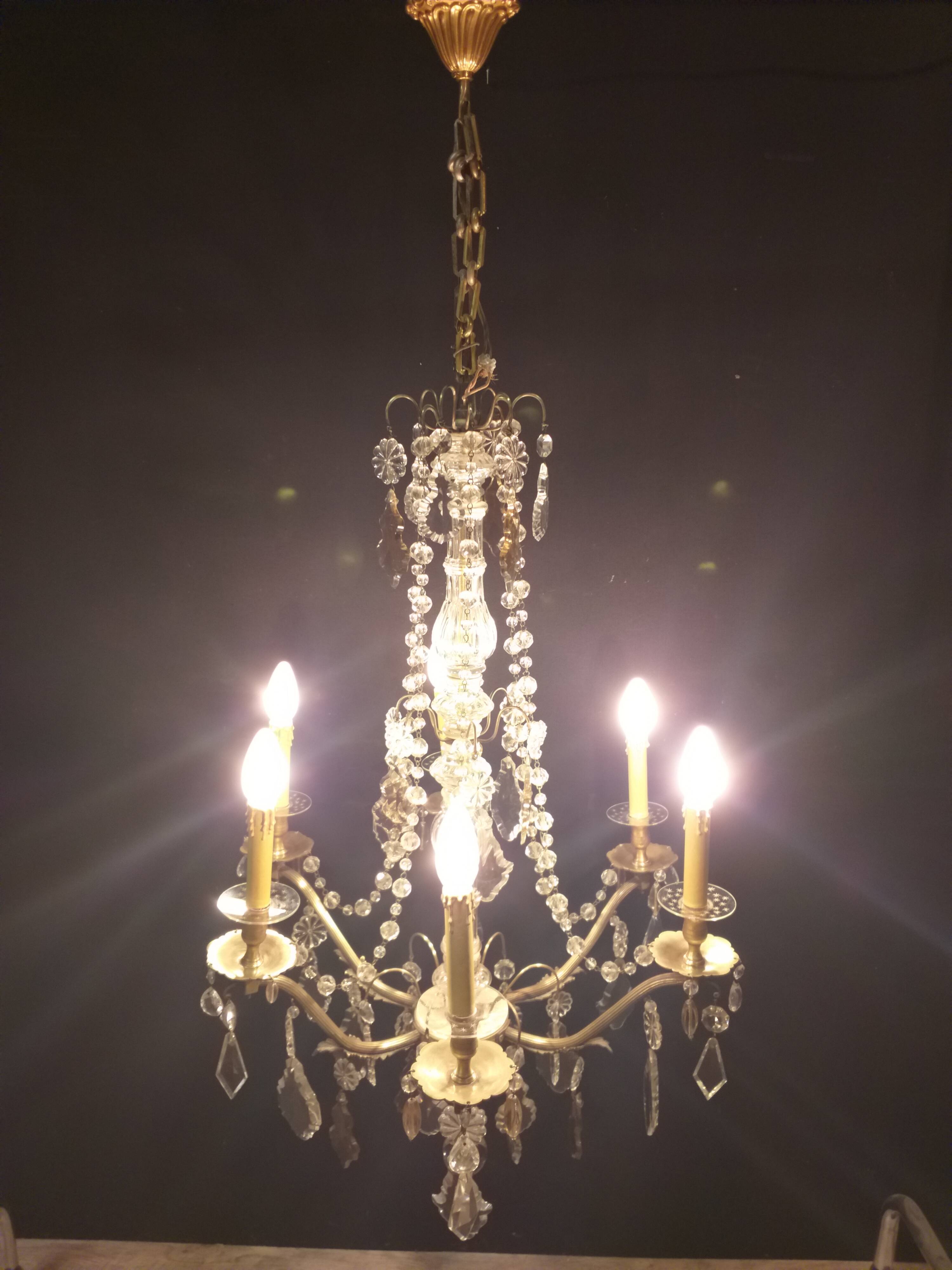 Lustre à pampilles de cristal