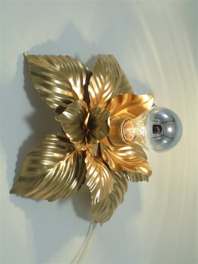 Golden flower wall lamp