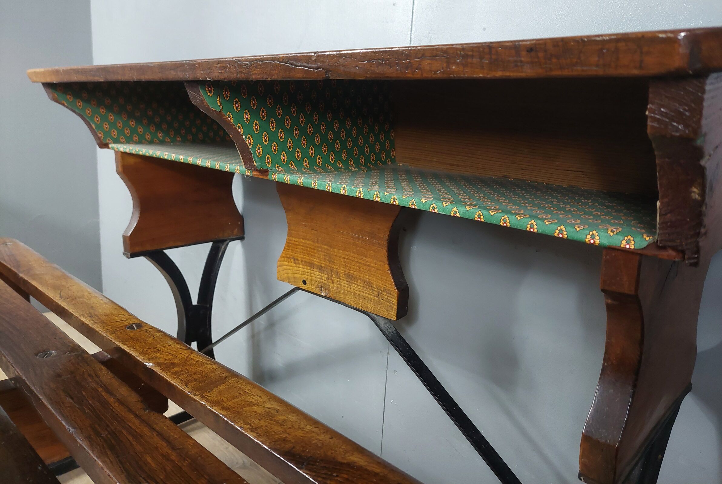 Double school desk called “lectern”