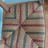 Chaise paillée à motifs colorés