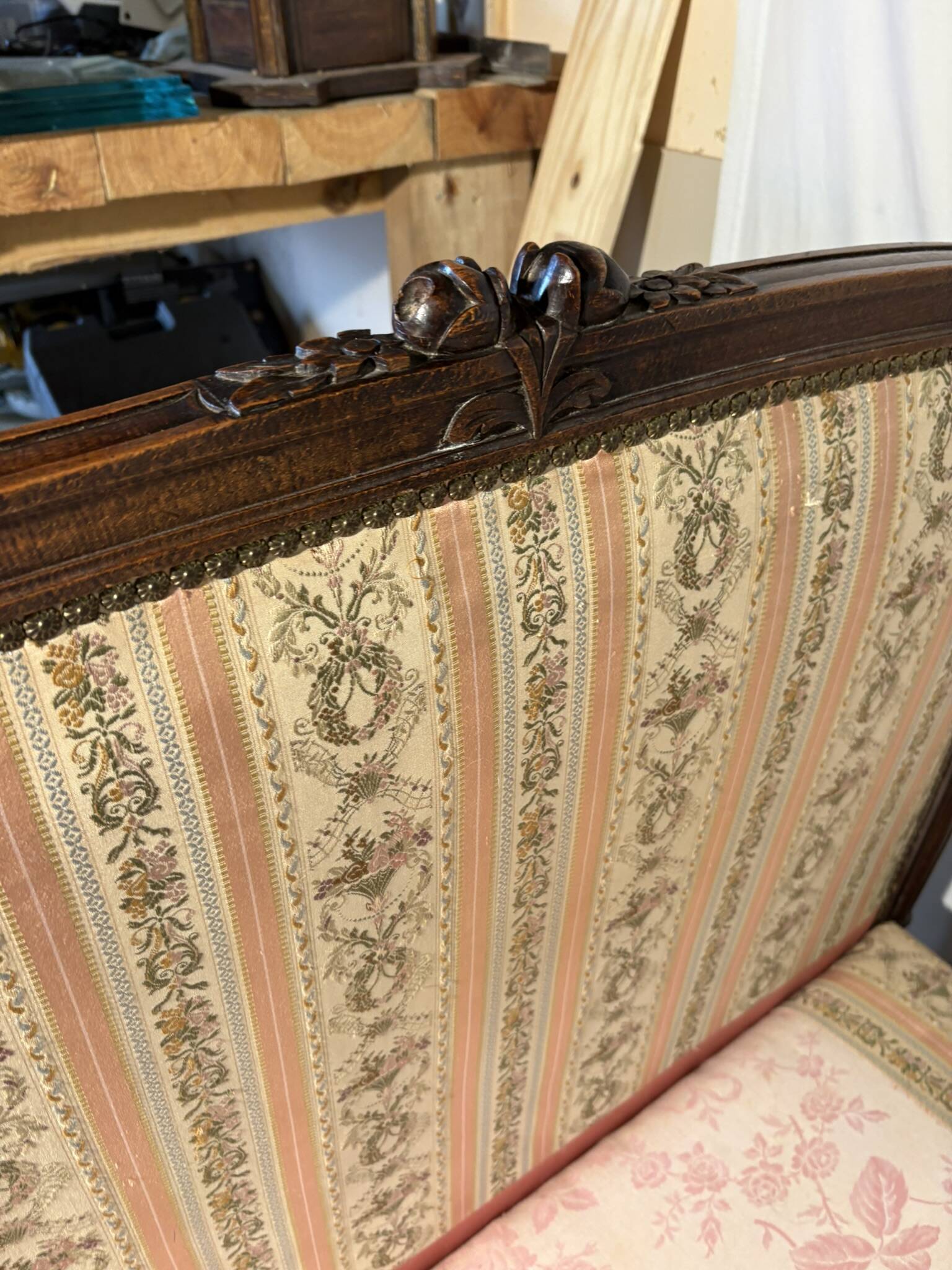 Antique Louis XVI style daybed in carved wood and patterned fabric
