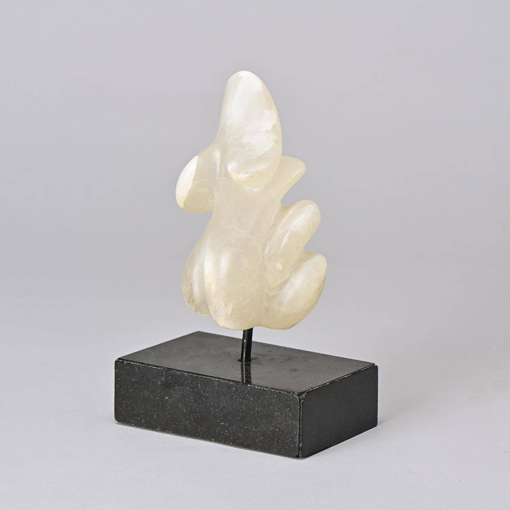 Sculpture en pierre blanche par v.bee, suisse