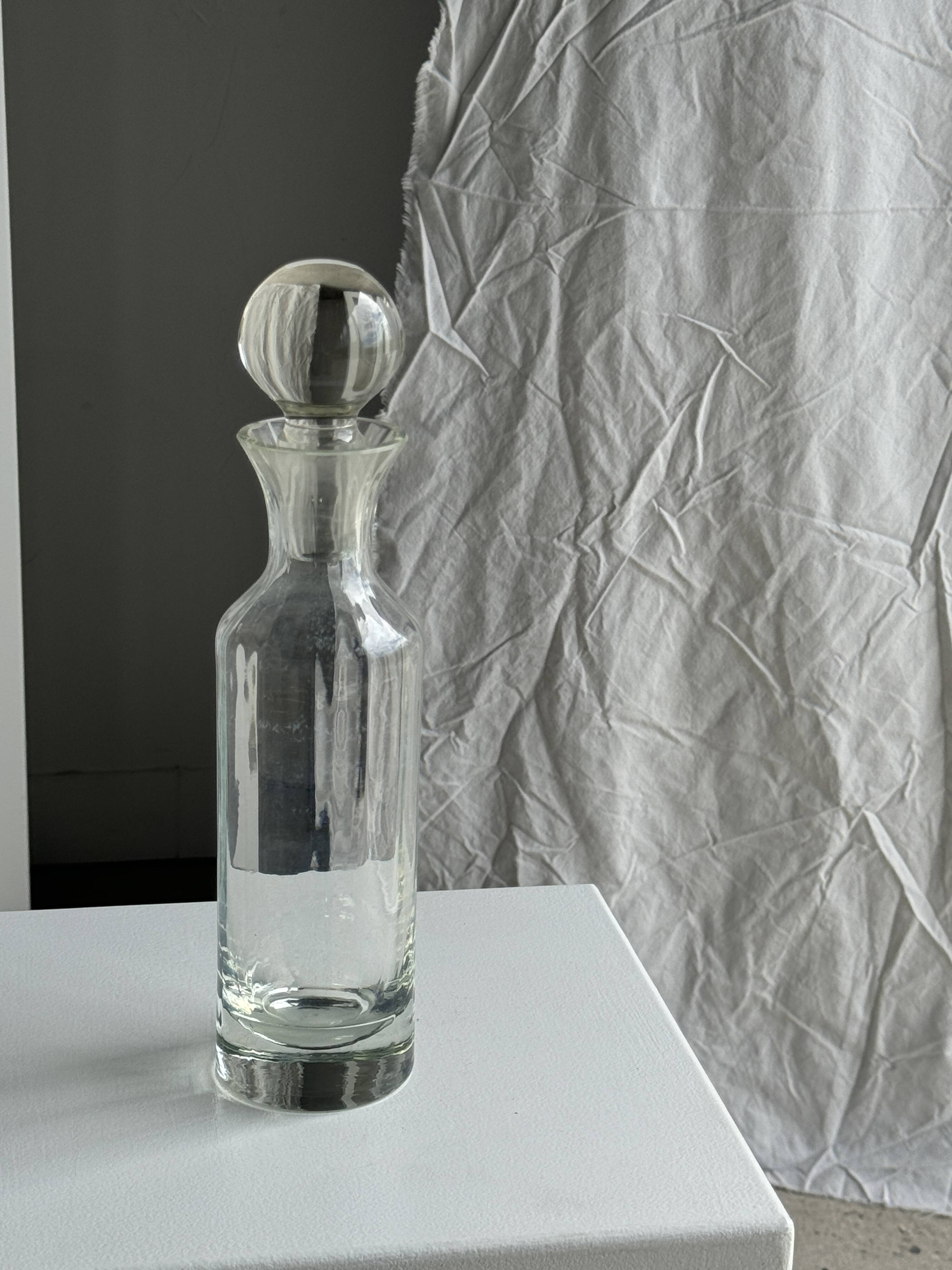 Small ribbed glass carafe, large round cap