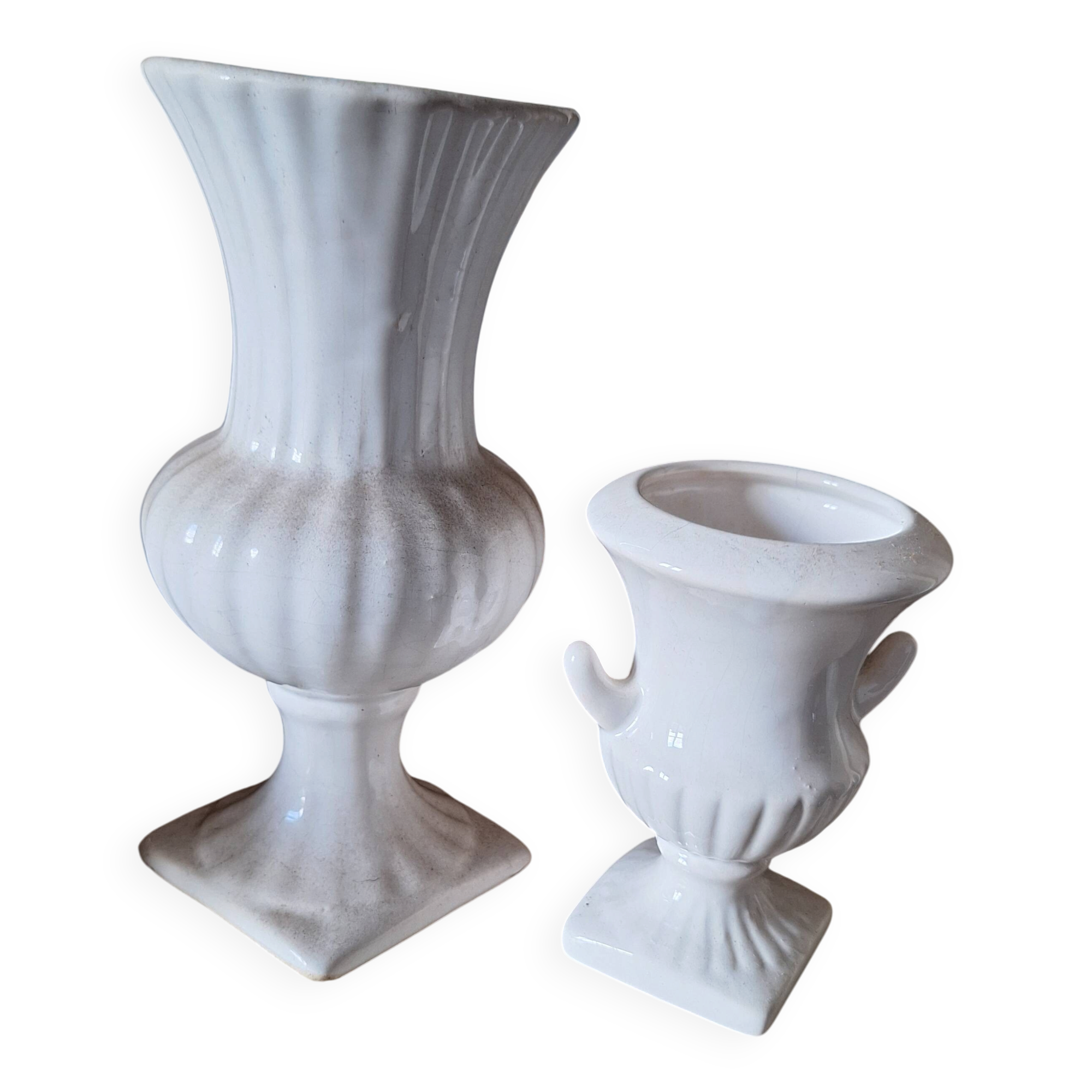 Set of 2 footed vases, 18 cm high and 10 cm high amphora.