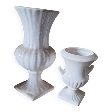 Set of 2 footed vases, 18 cm high and 10 cm high amphora.