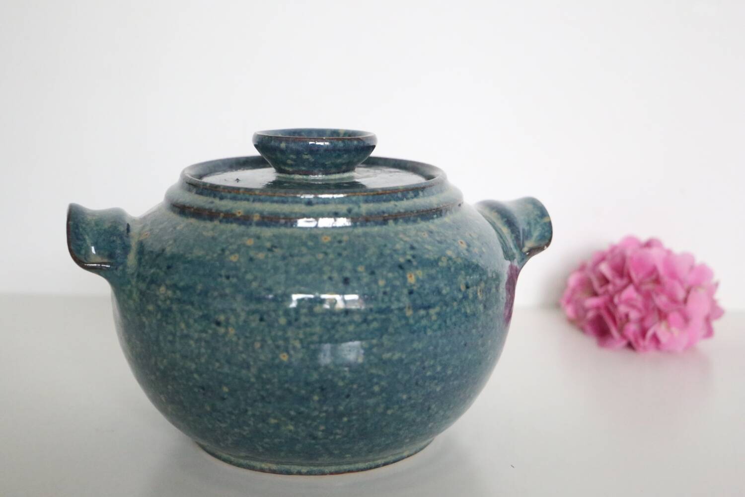 Soupière en poterie artisanale
