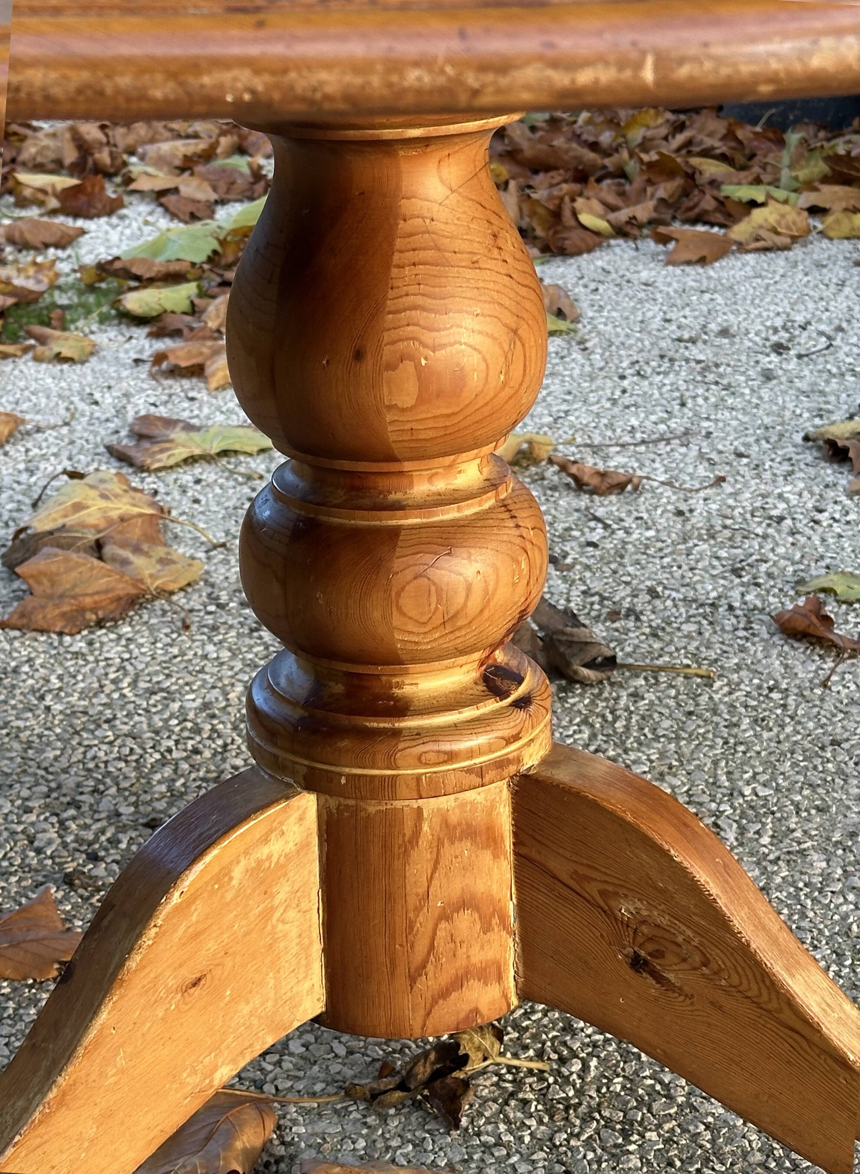 Round pine table with a diameter of 120 cm.