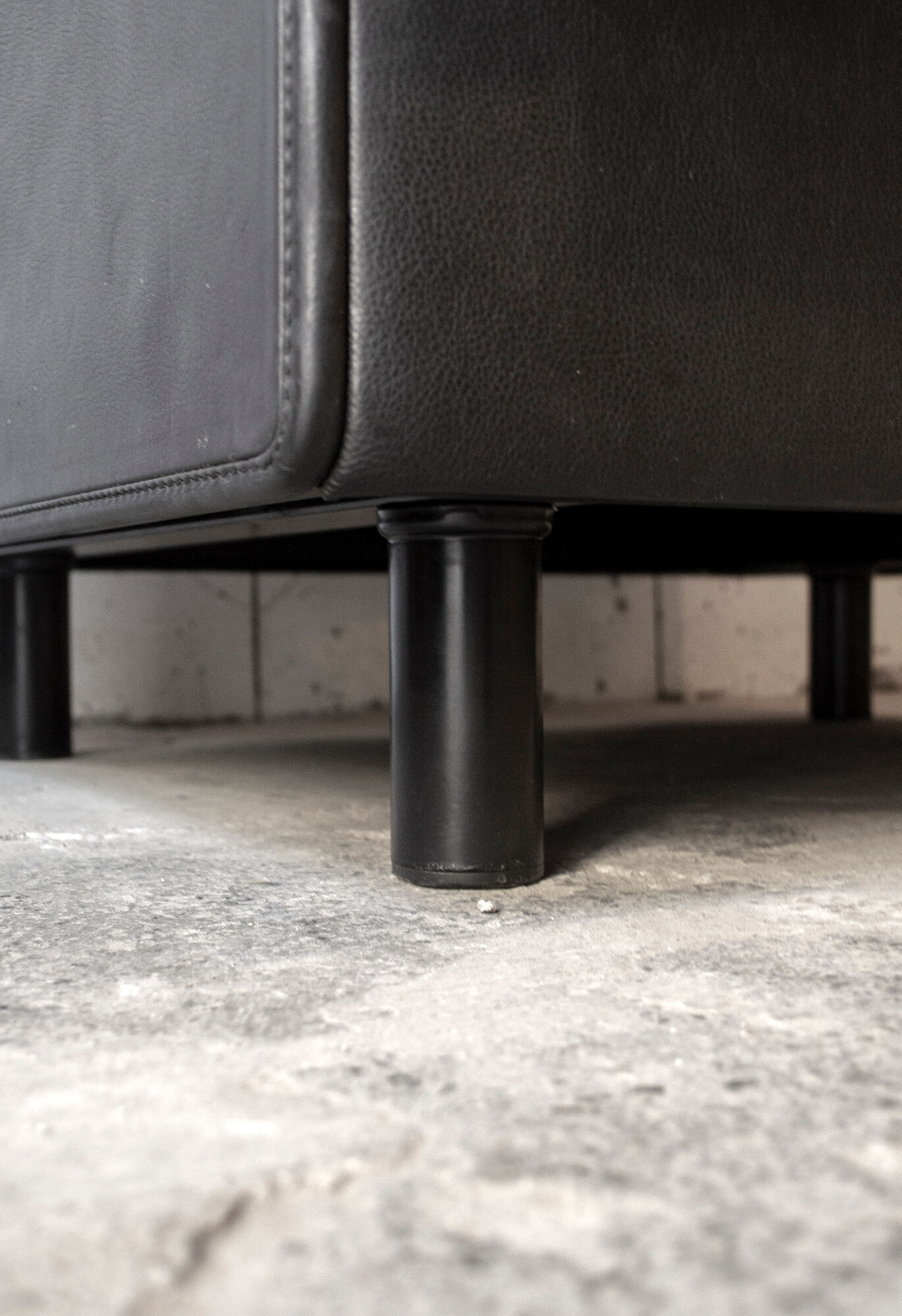 Pair of leather and leather armchairs by Zanotta Italia Anni '80