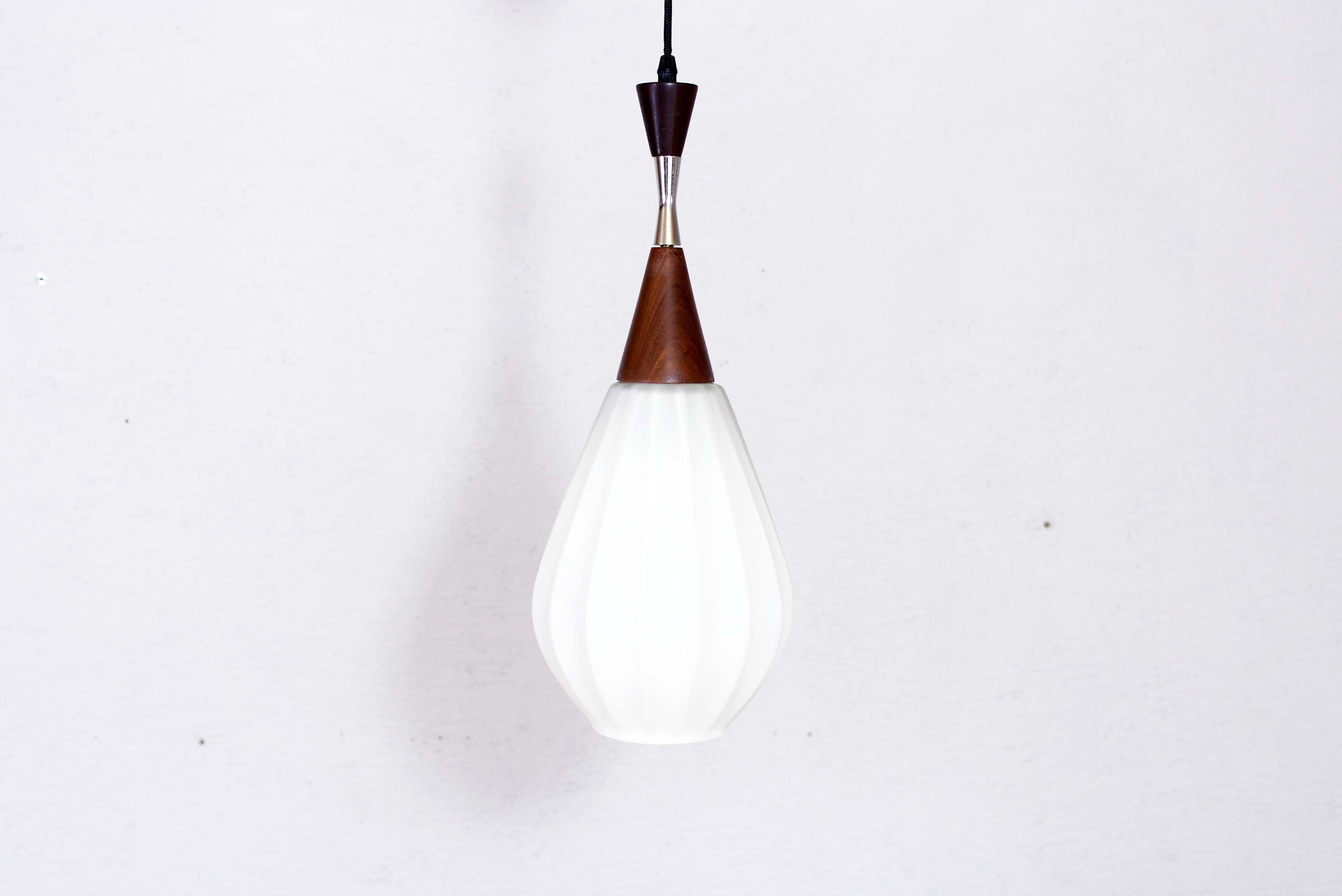 Suspension scandinave teck et verre opalin