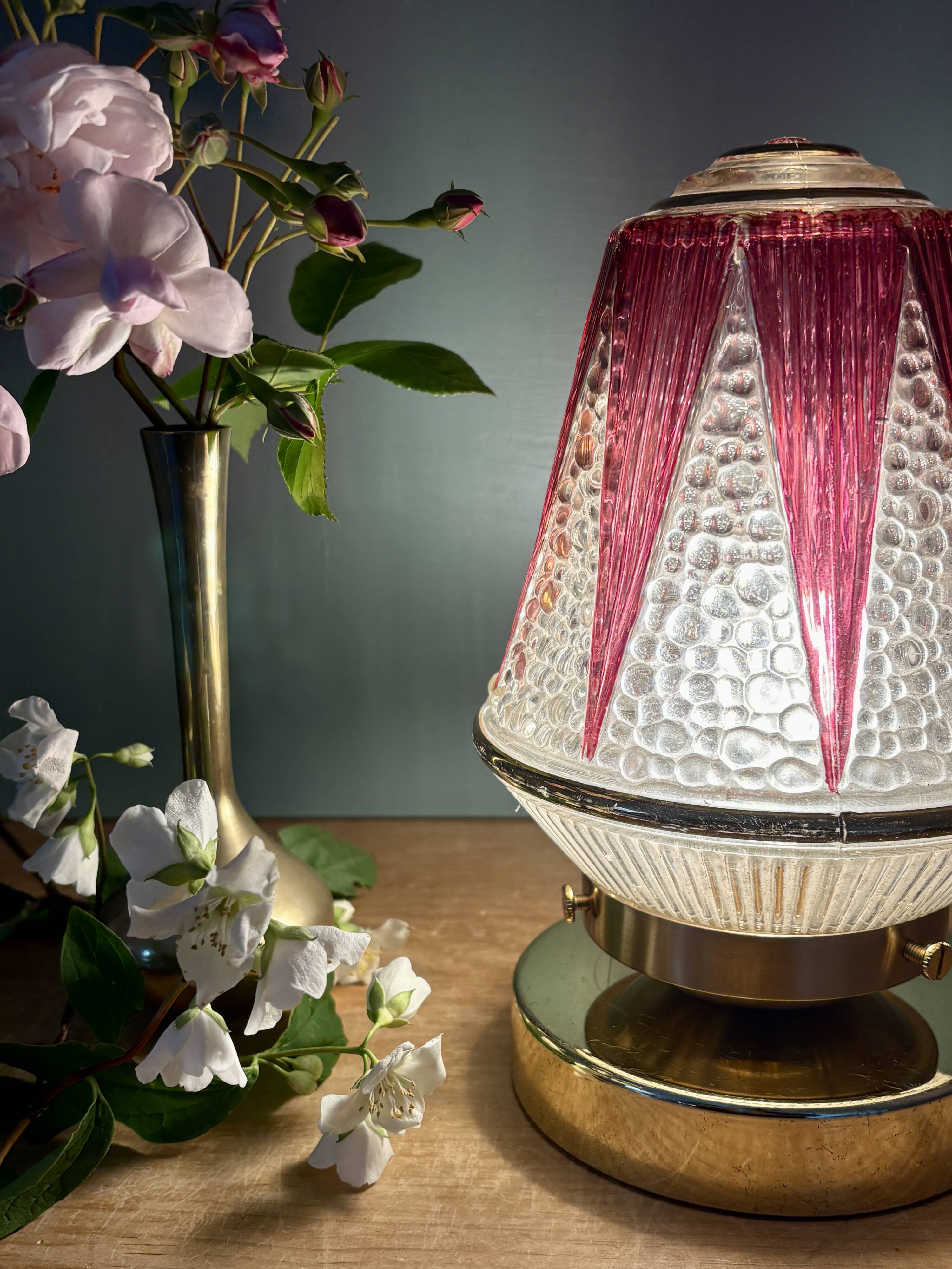 Vintage Art Deco globe table lamp in transparent and purple glass.