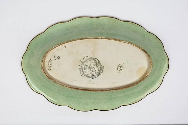 Coupe Longwy en émaux cloisonnés fond vert, décor floral polychrome et or