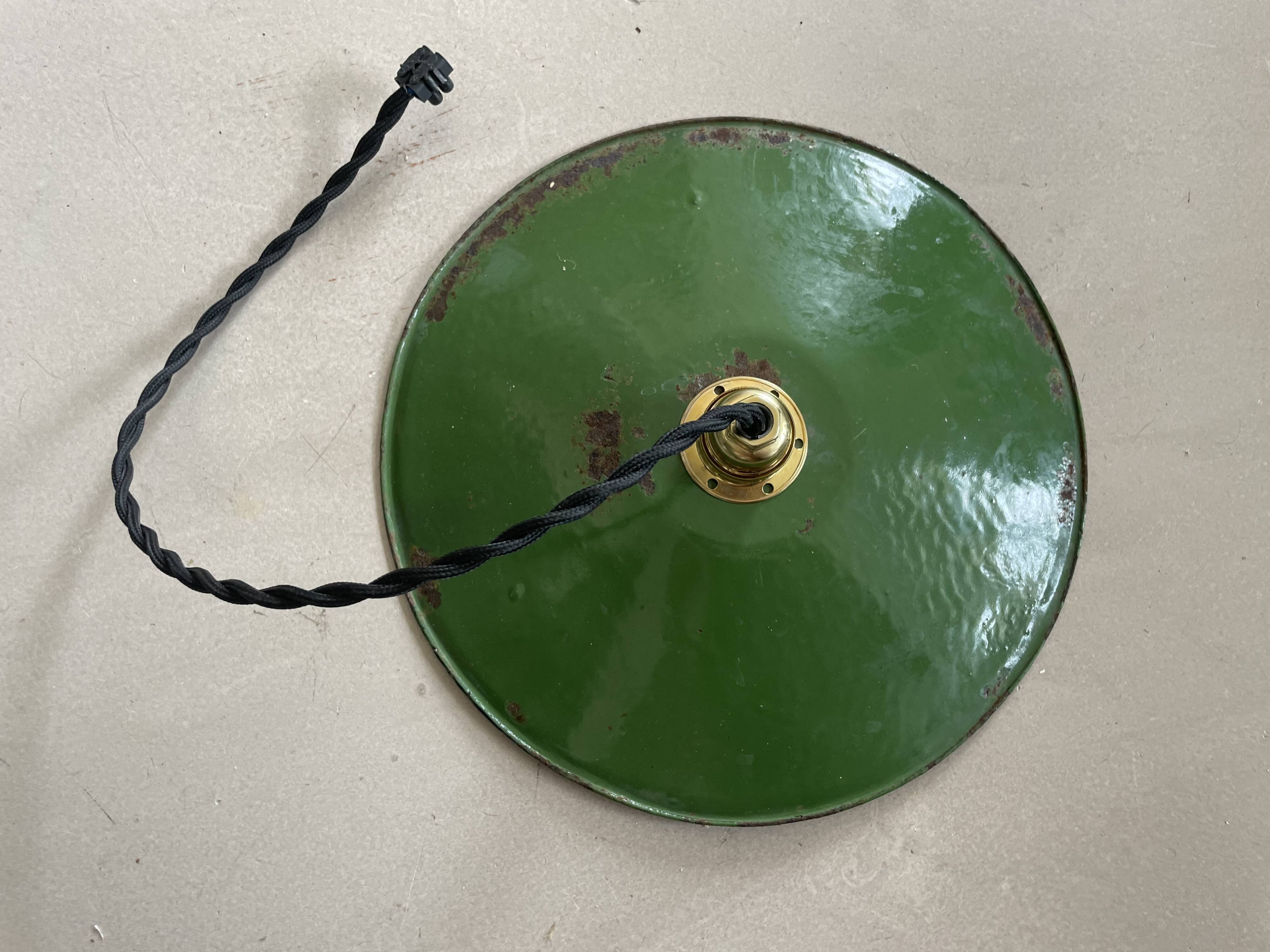 Workshop suspension in old enamelled sheet metal