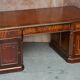Bureau partenaire antique russe en bois dur restauré et fauteuil en cuir