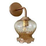 Applique coudée globe vintage en verre ambré