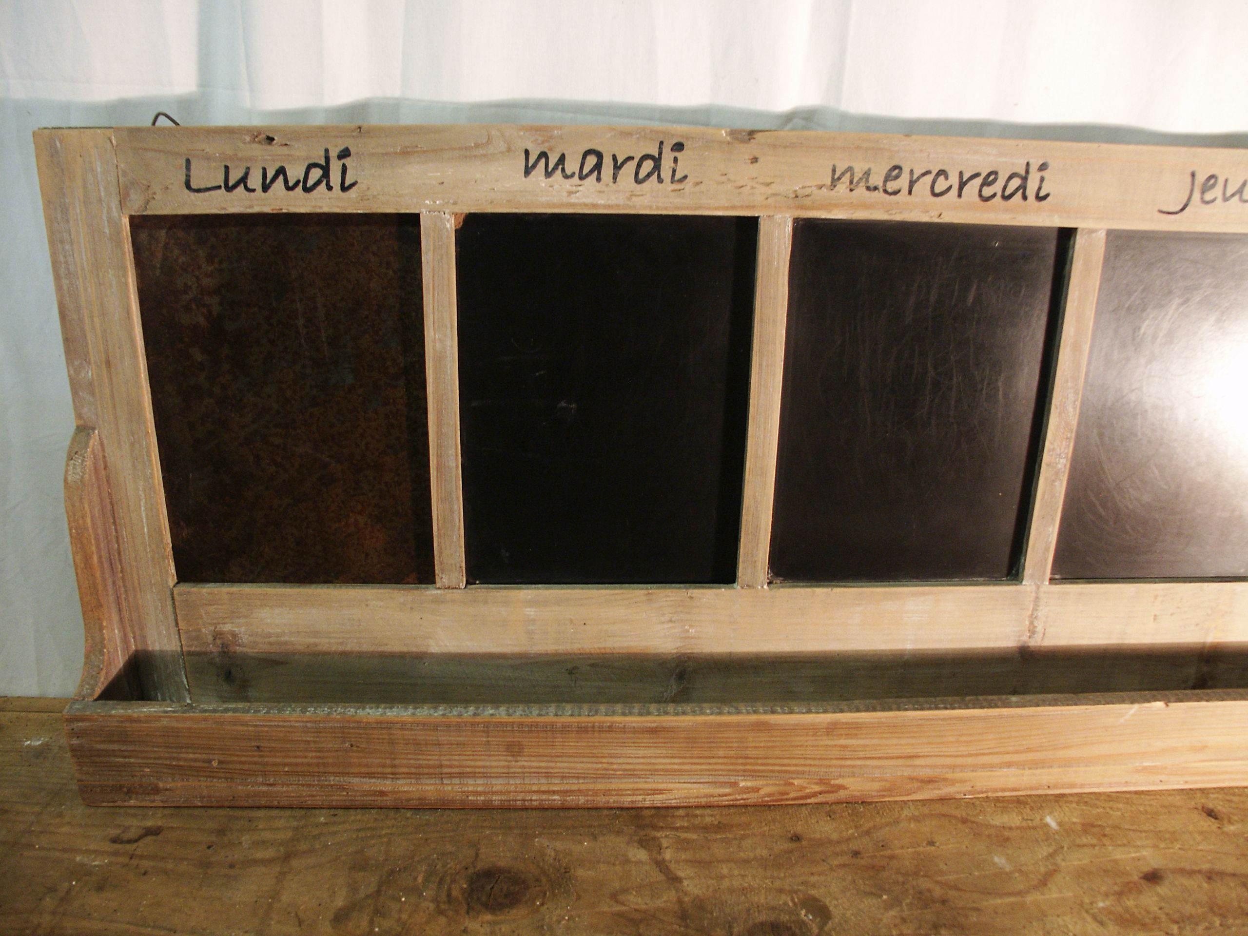Semainier with shelf or storage