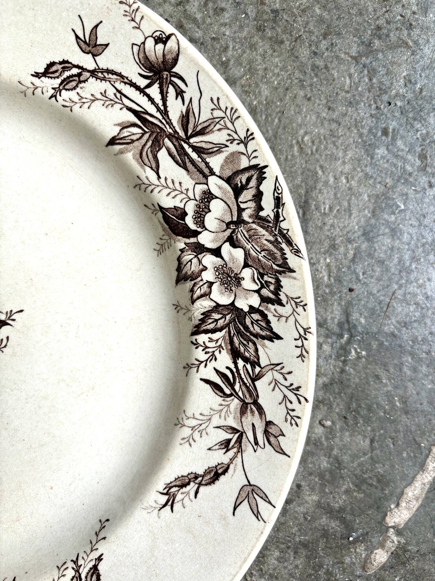 HB&Cie round dish in iron earth
