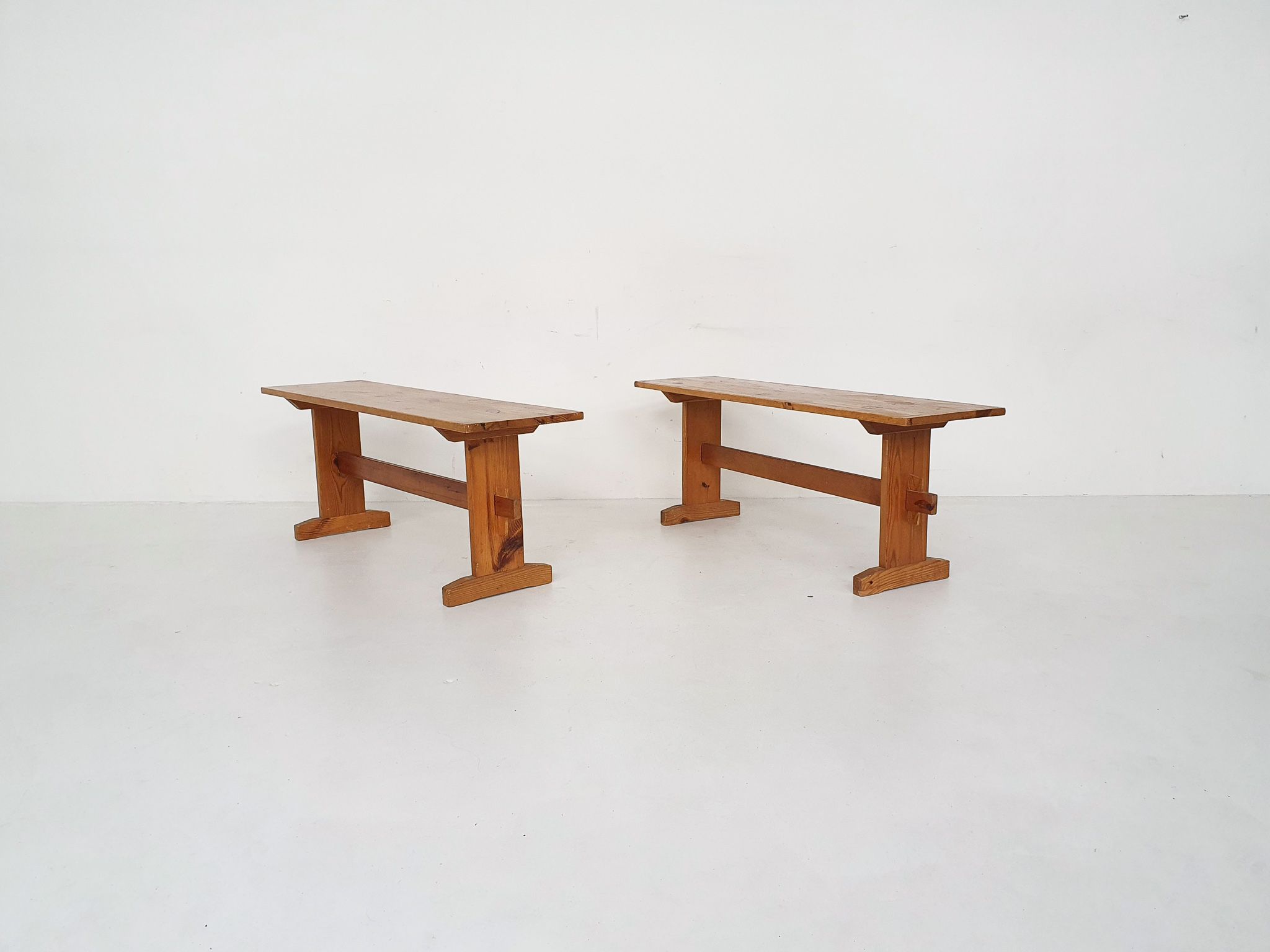 Bancs scandinaves modernes en pinède, années 1960