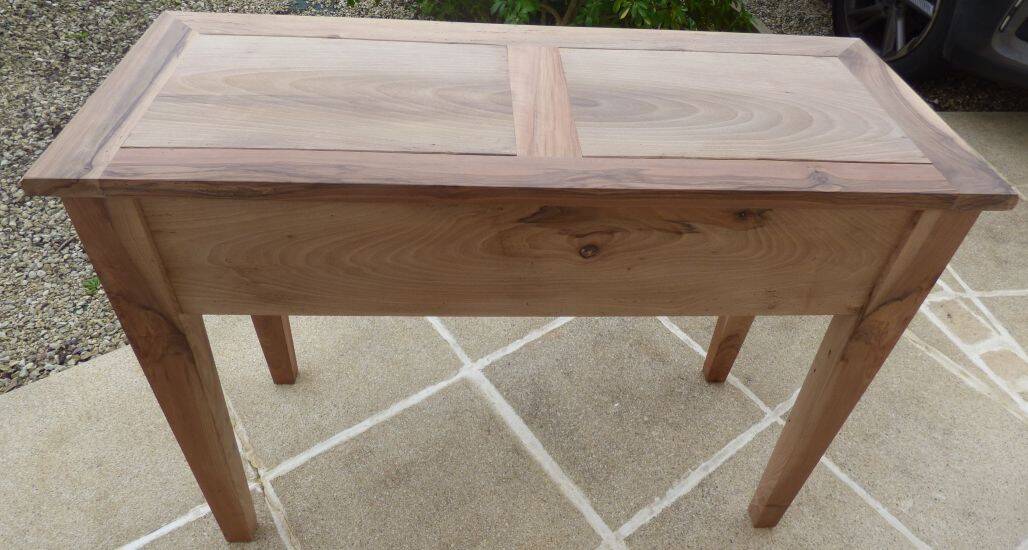 Console in solid walnut with a natural finish, featuring three drawers with a belt.
