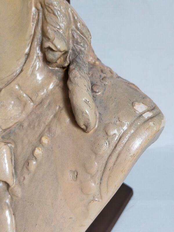 Buste de femme ''l'élégante''XIXème en plâtre peint signé sur son socle en bois massif