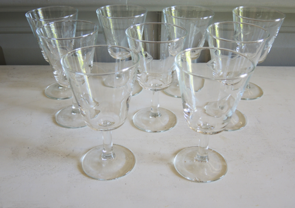 Service of 33 glasses on foot & carafe