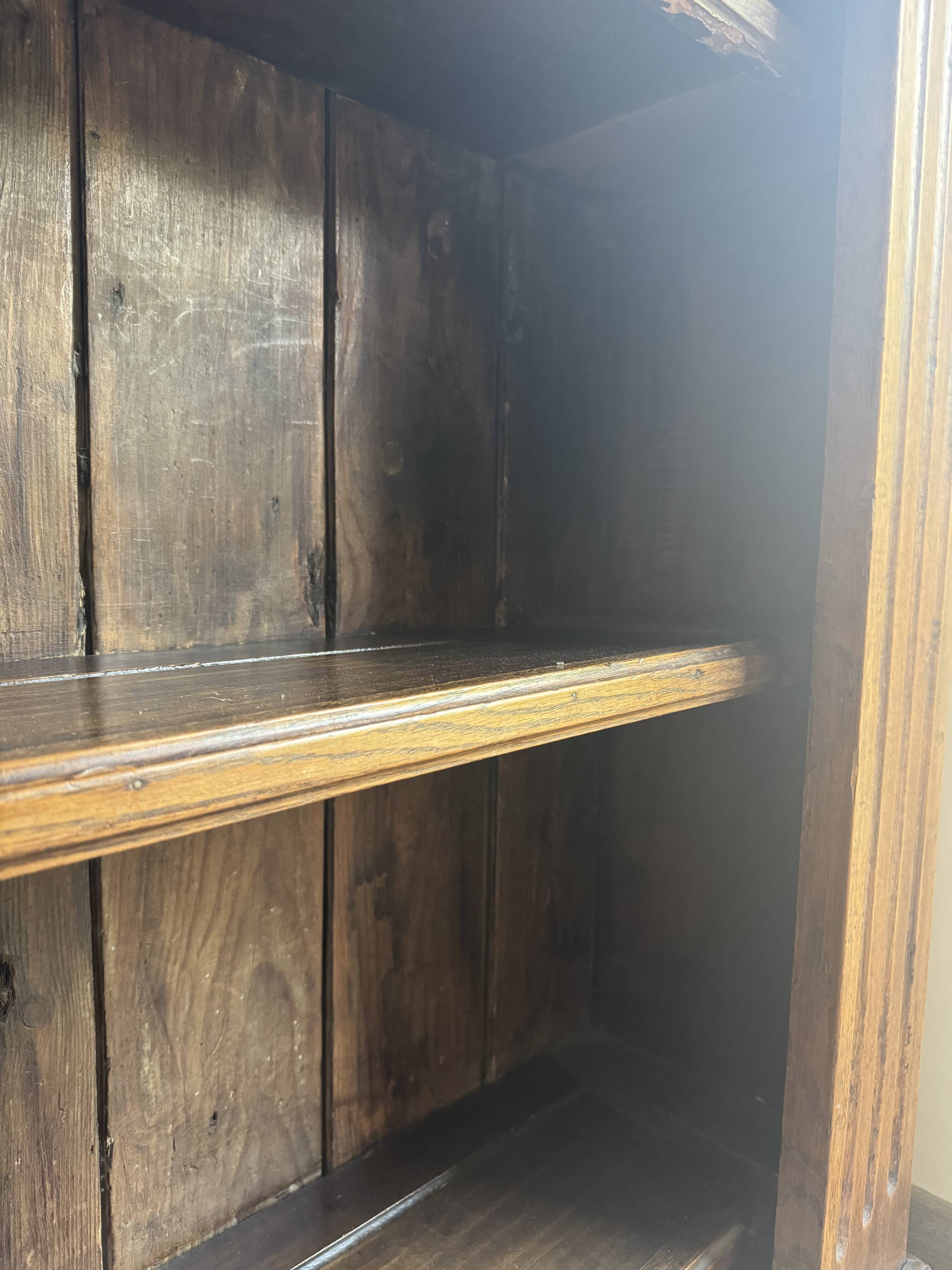 manteau de cheminée transformée en bibliothèque
