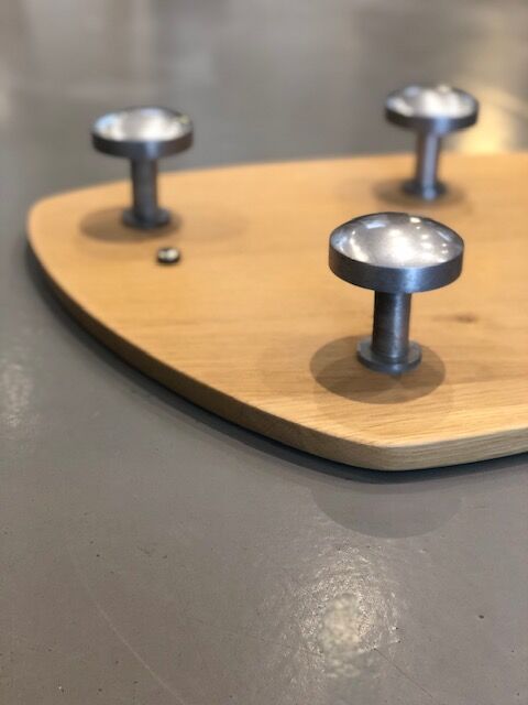 Wall-mounted coat rack with 5 hooks on oak top