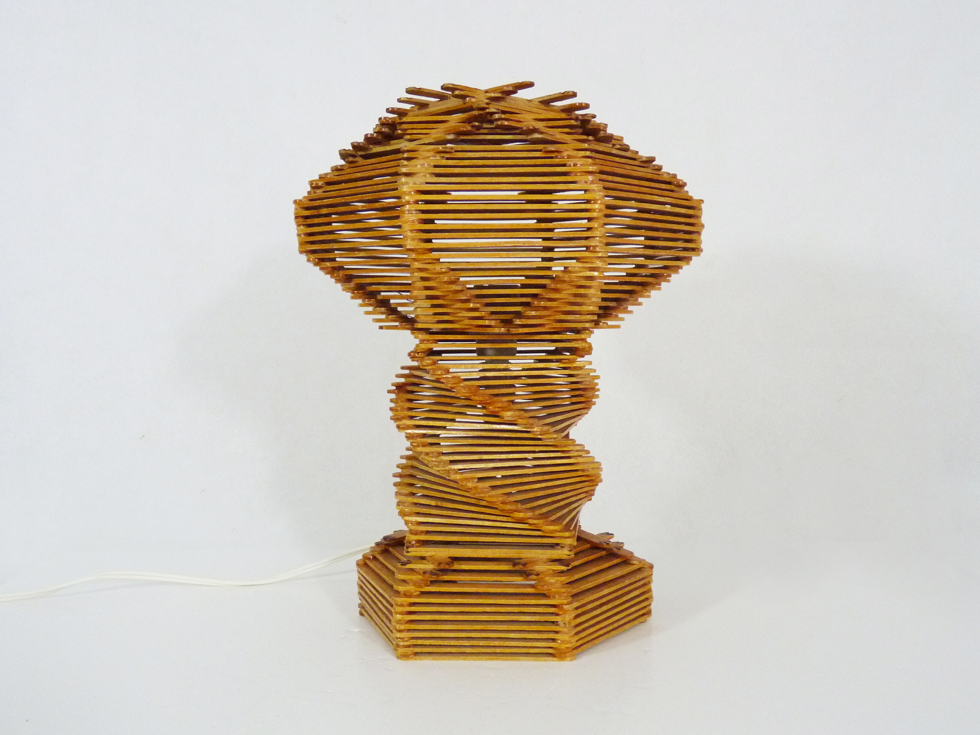 Lampe de table tramp art en bâtonnets de glace en bois art popsicle stick. année 60 70
