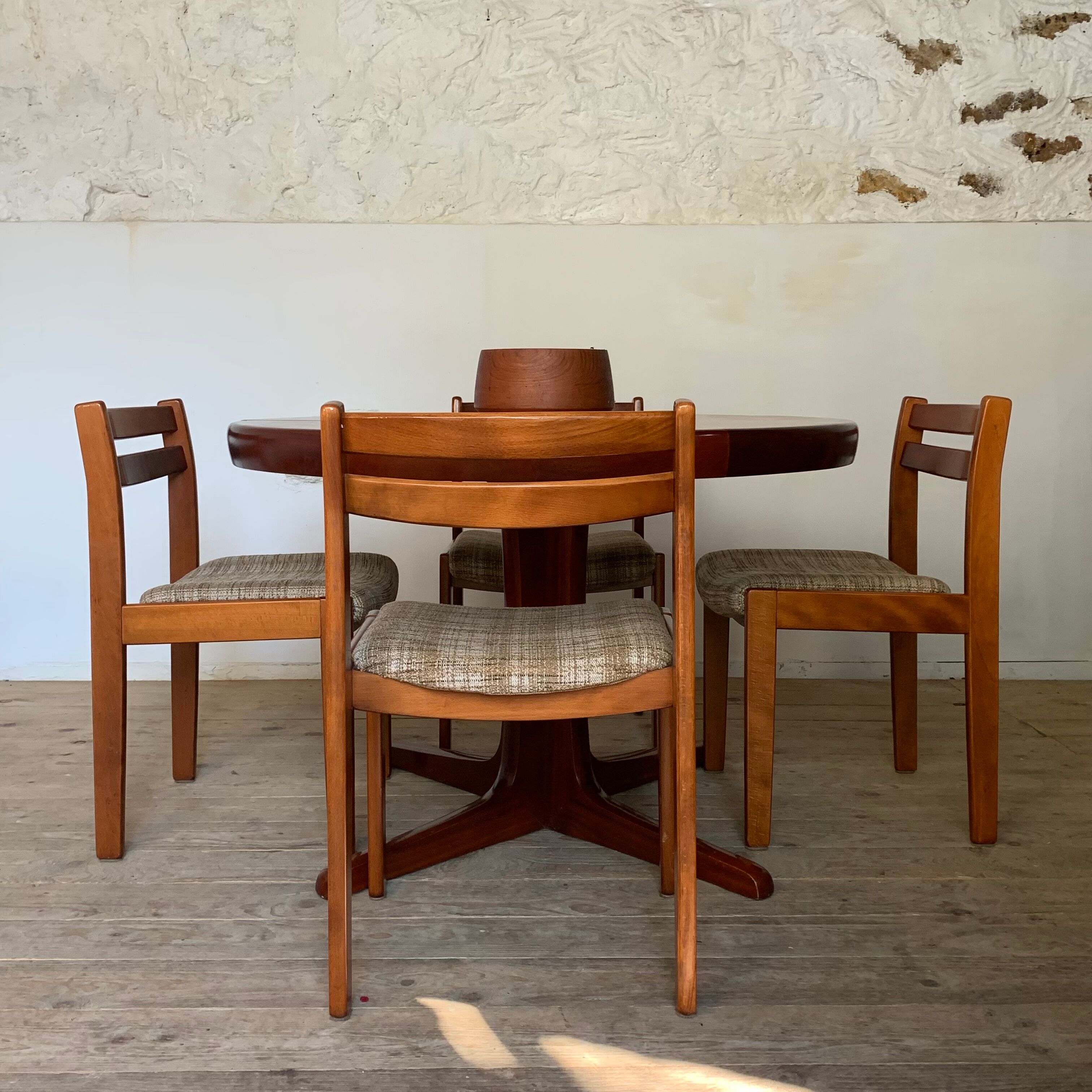 Vintage chairs in antique fabric and wood year 80