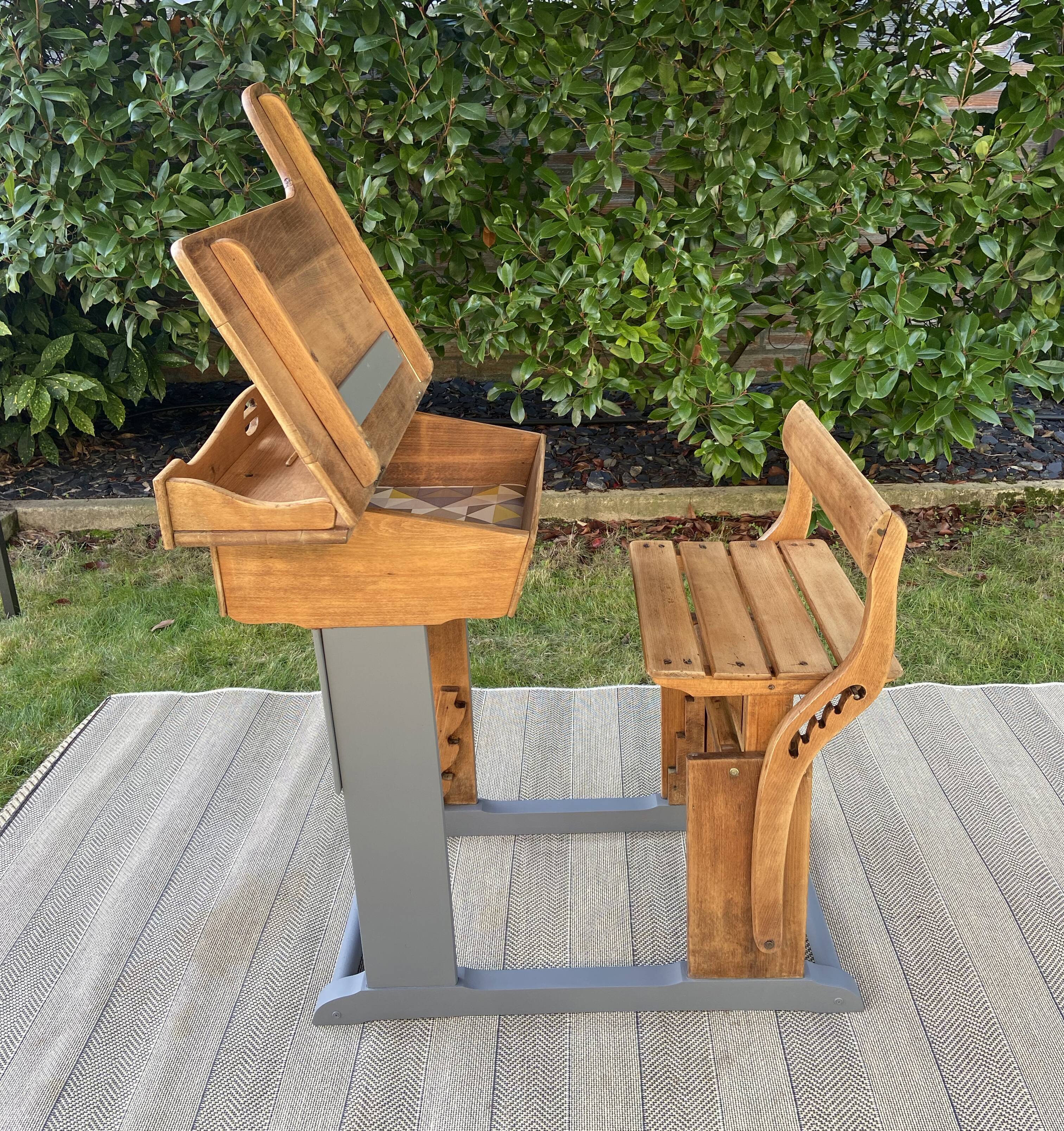 School desk with height-adjustable seat