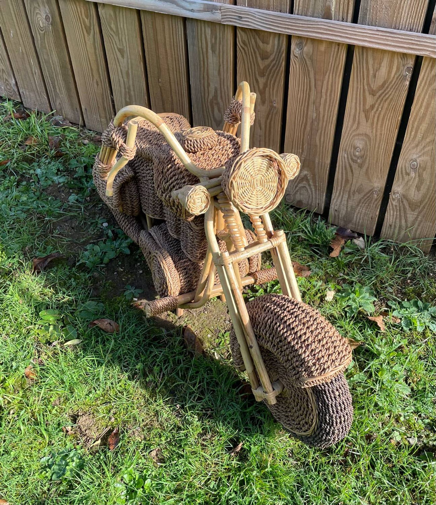 Sculpture moto Harley Davidson en osier