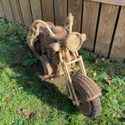 Sculpture moto Harley Davidson en osier