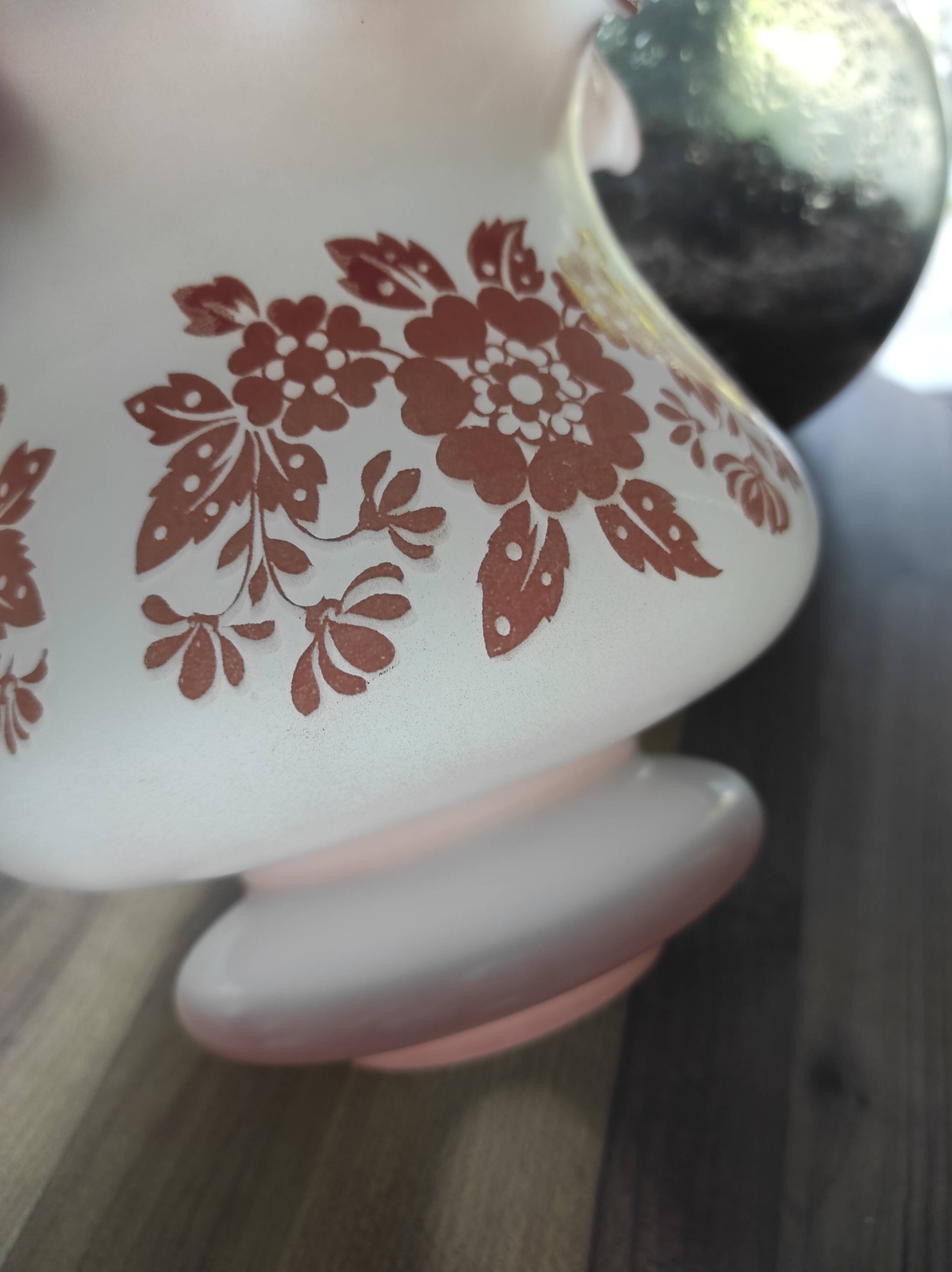 Abat-jour en verre blanc opaline vintage bords dentelés et fleurs roses