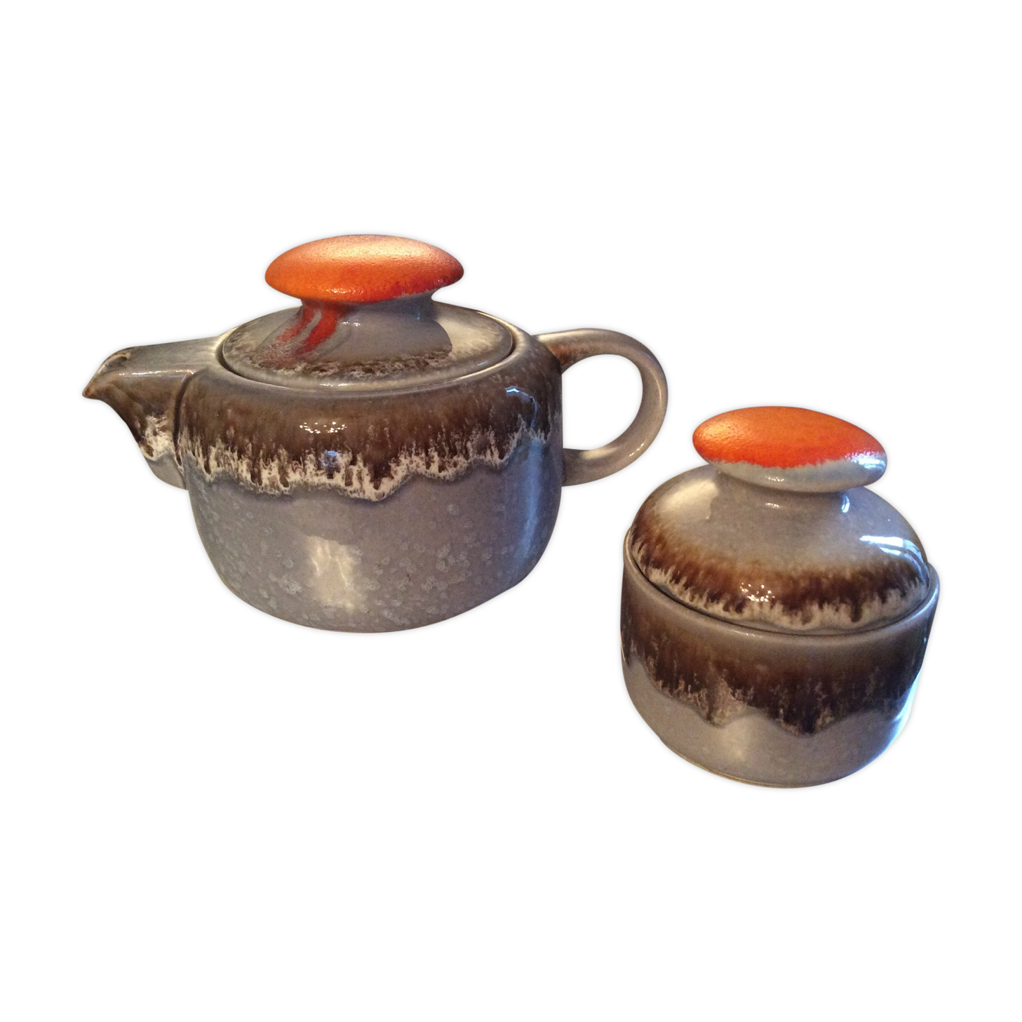 A teapot set and its vintage DDR-Germany sugar maker from the 1960s