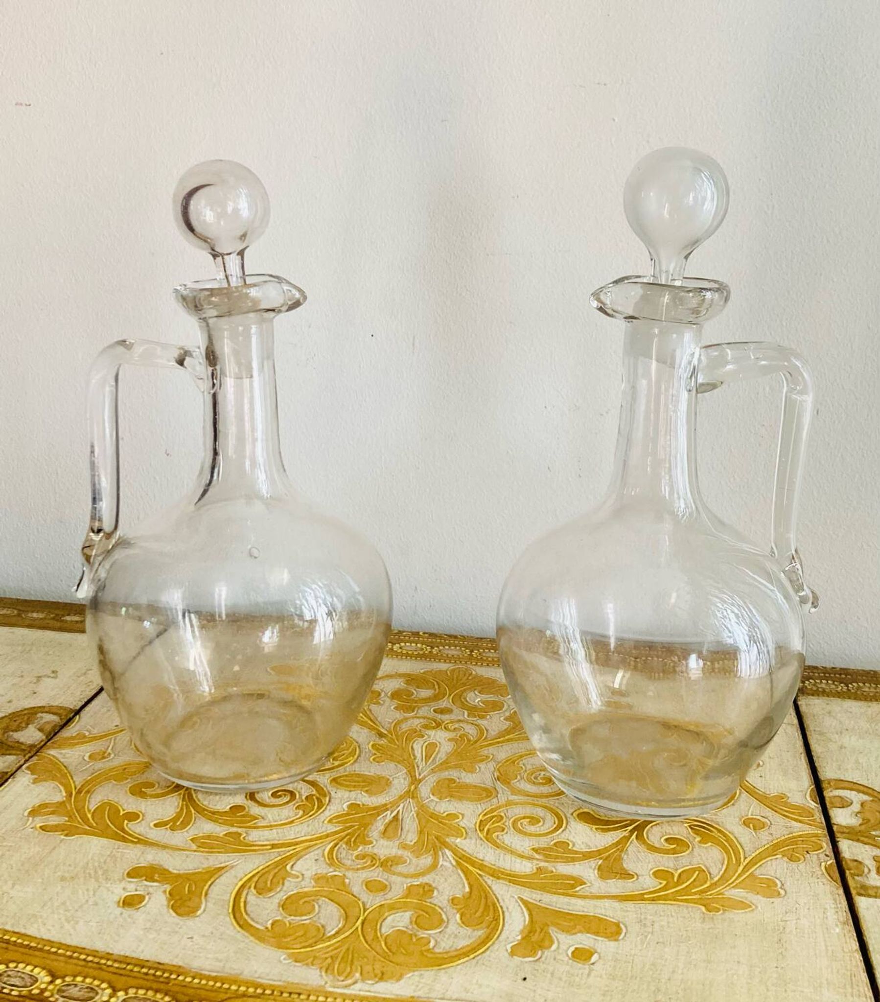 Wine pitchers or carafes in glass from the 19th century.