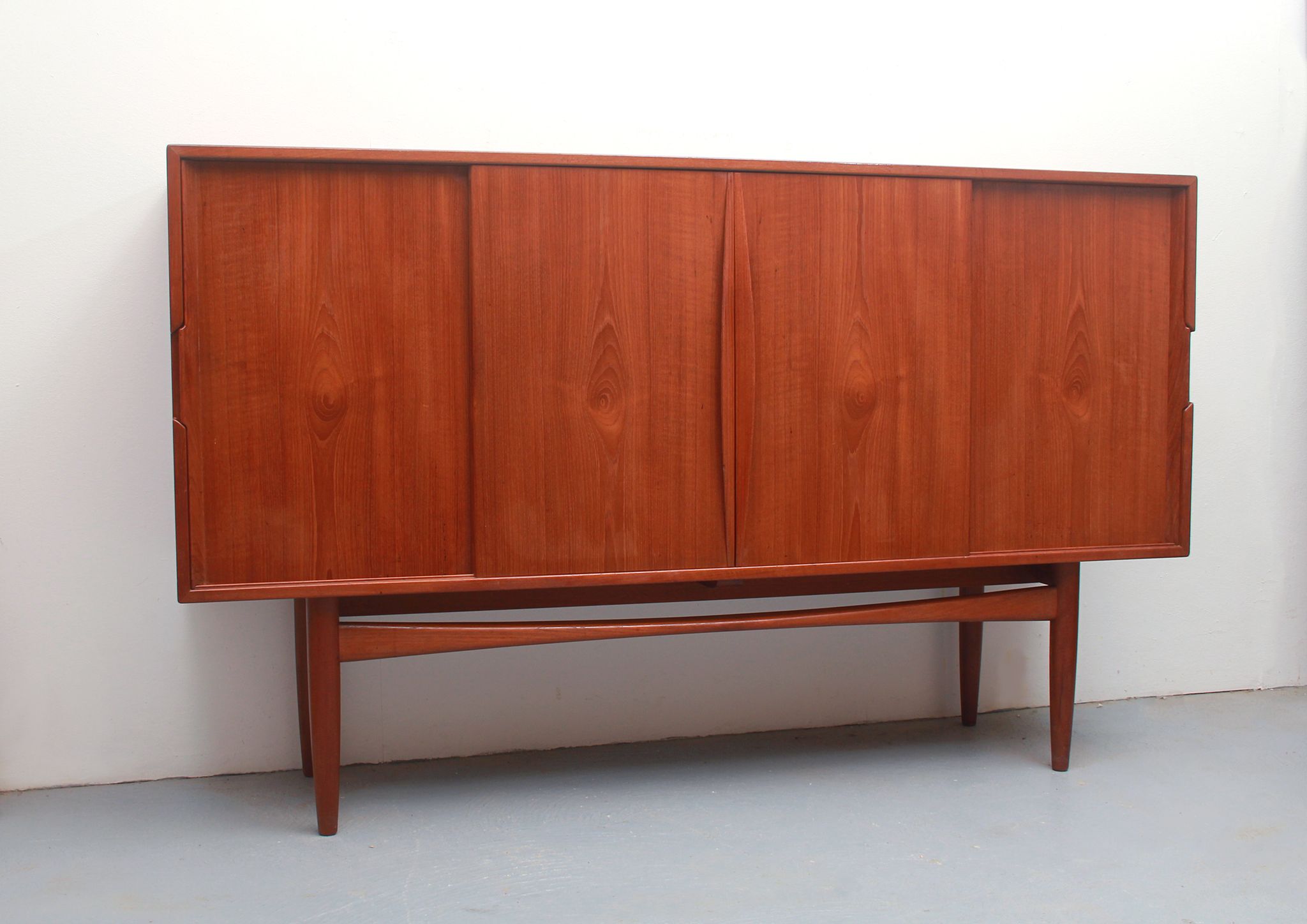 1960s sidebaord / highboard in teak with sliding doors