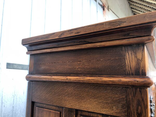 Meuble espagnol bois sculpté profils et armoiries 1950