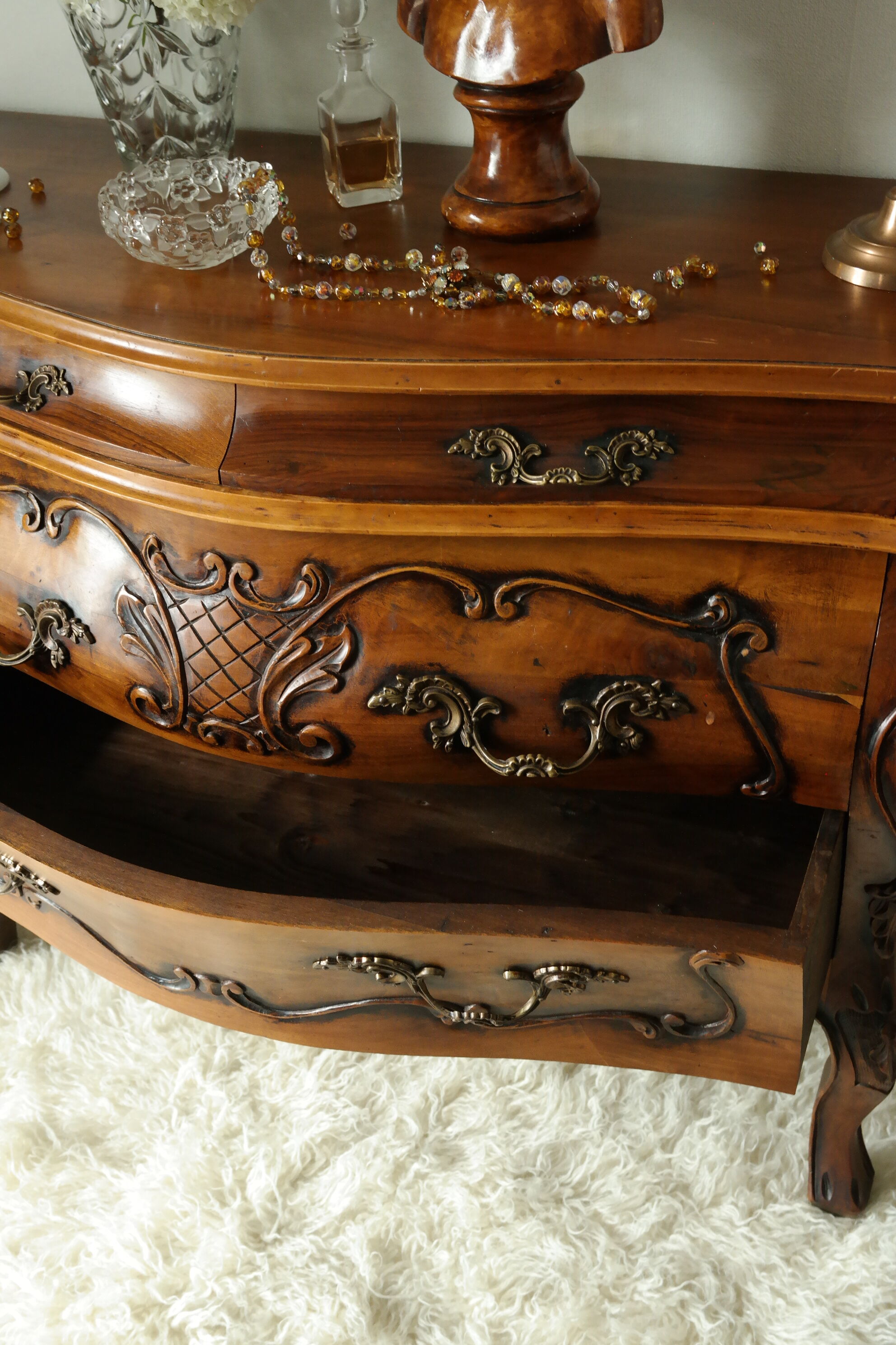 Louis XV style walnut tomb chest of drawers, 20th century