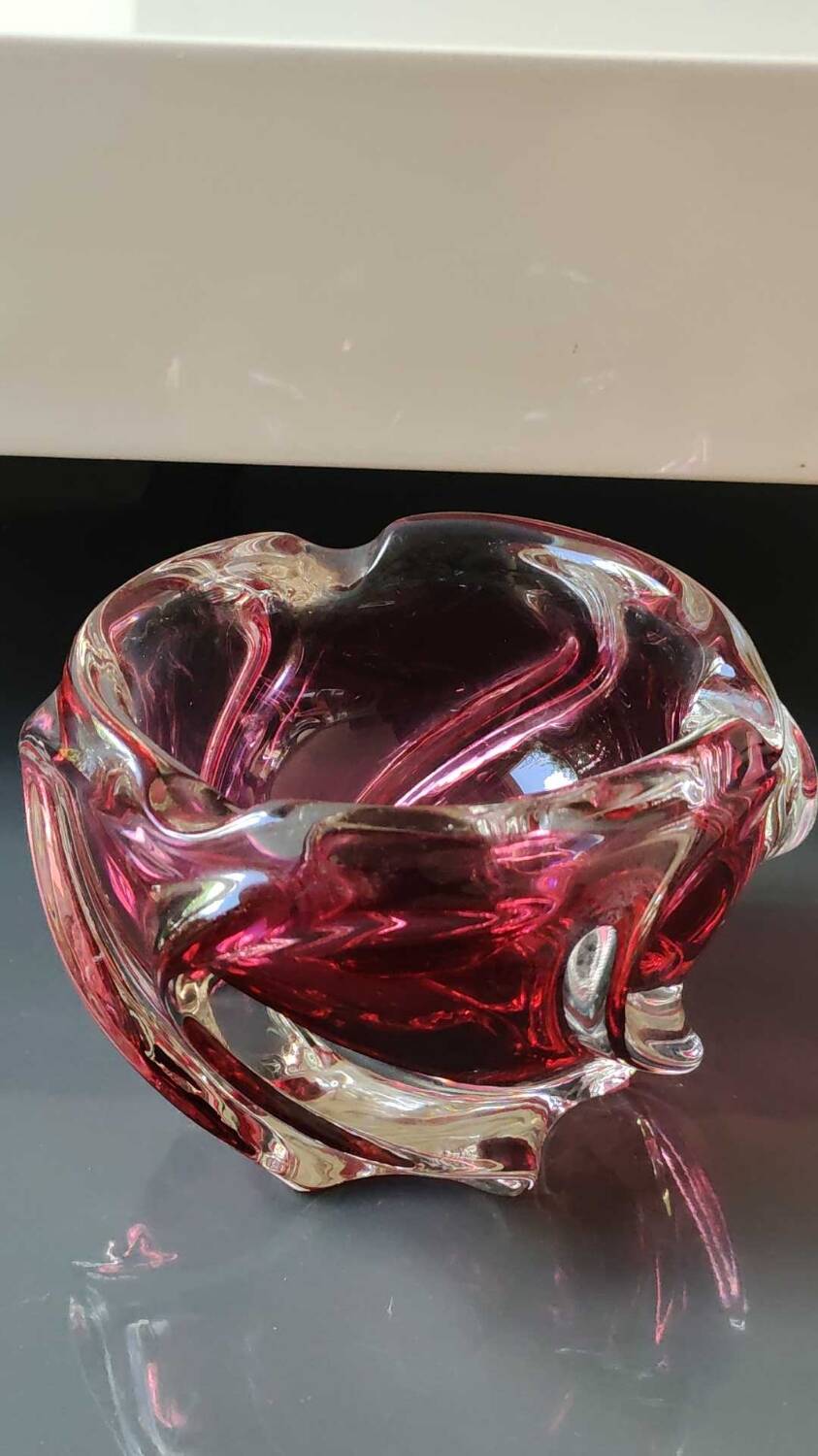 Ashtray/empty pocket, in blown Art glass, Murano/Italy. Organic floral shape. Pink tones