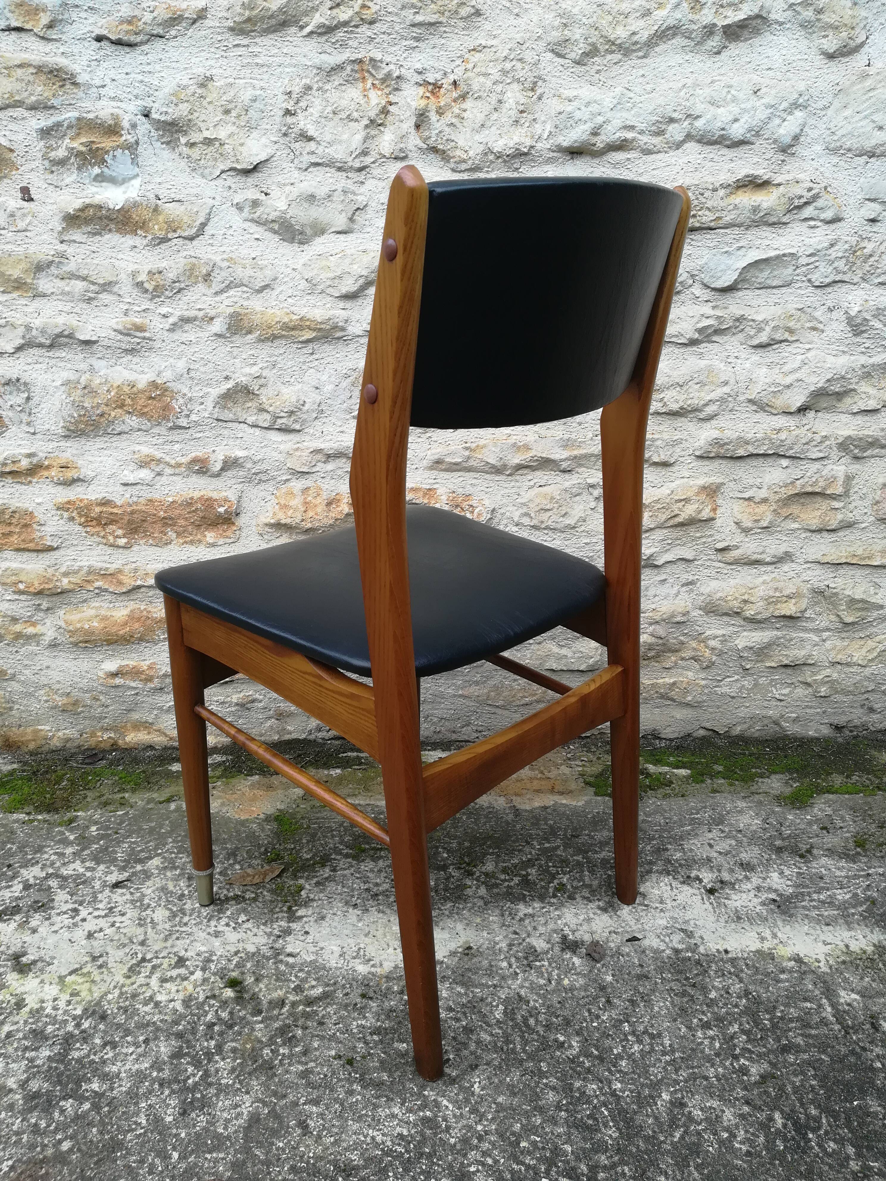 Scandinavian chairs in skaï