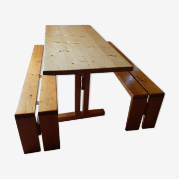 Table, bancs et tabouret de Charloette Perriand, les Arcs