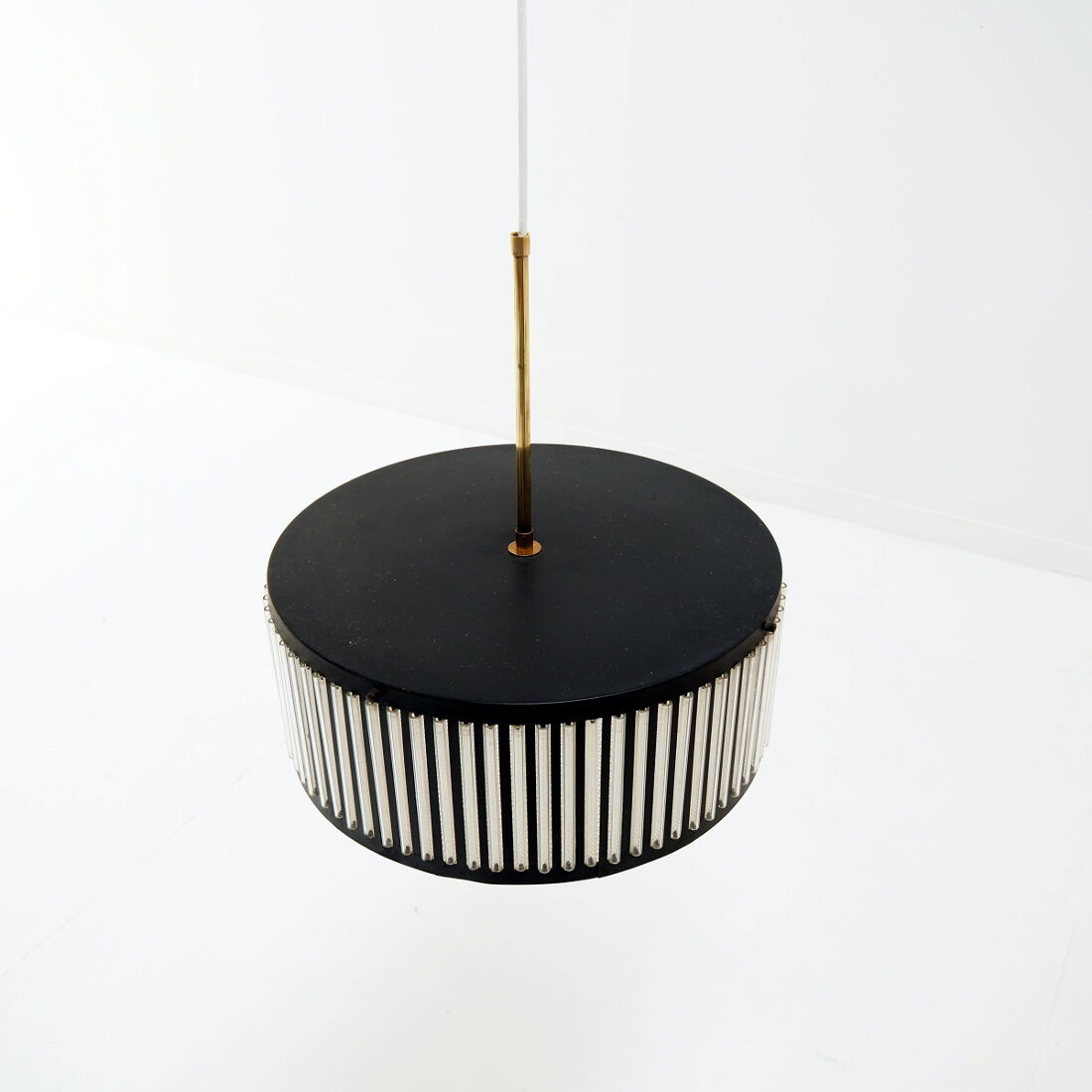 Suspension noire en métal avec des détails en cuivre des années 1960