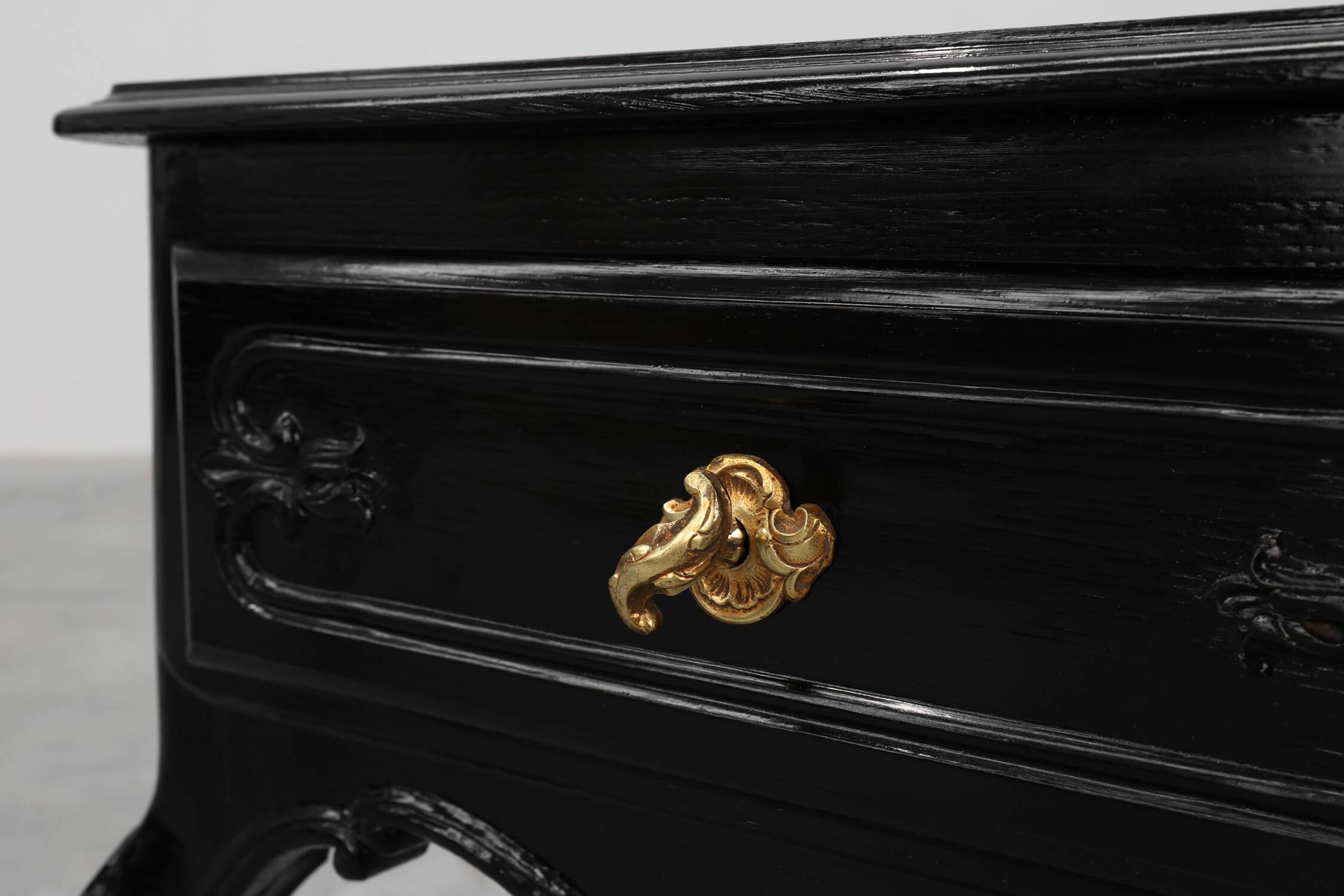 Paire de tables de chevet de style Louis XV en chêne laqué noir, France, années 1950