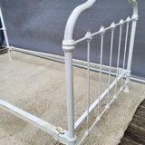 White metal bed “in its own juice” to be repainted