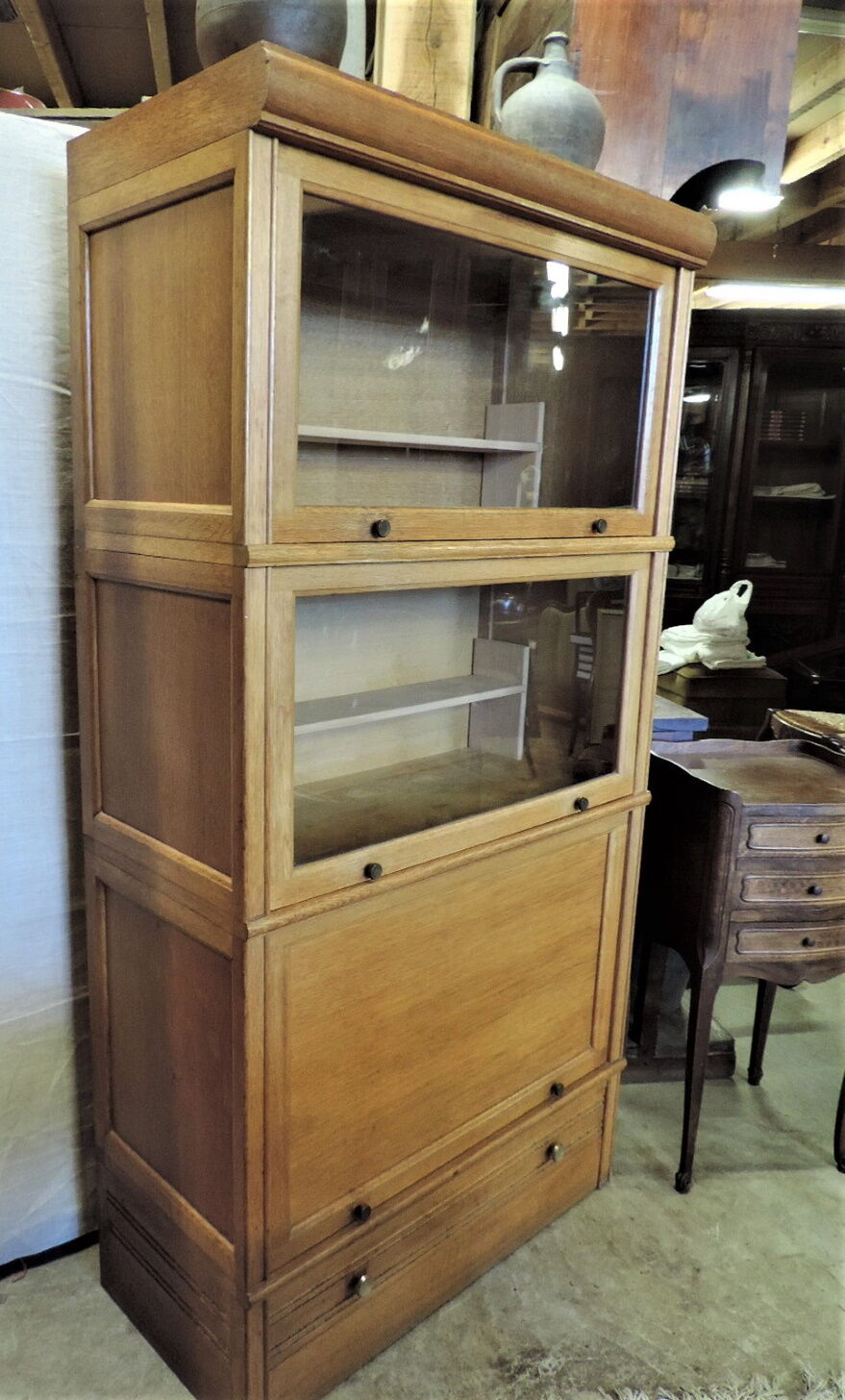 Furniture MD in light oak of vintage years.