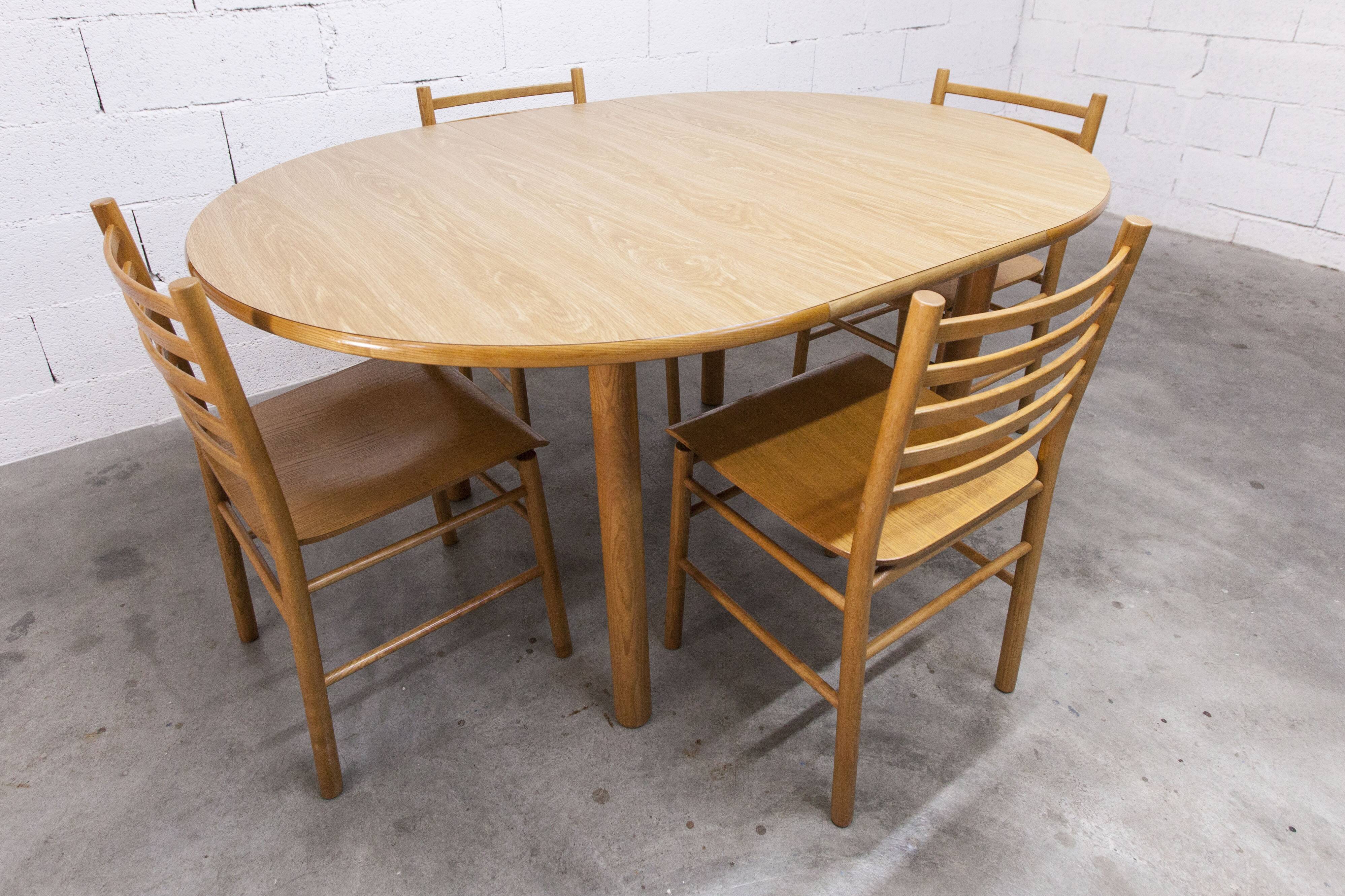 Danish ensemble transformable table 114 cm / 154 + 4 modernist chairs from the 1970s.