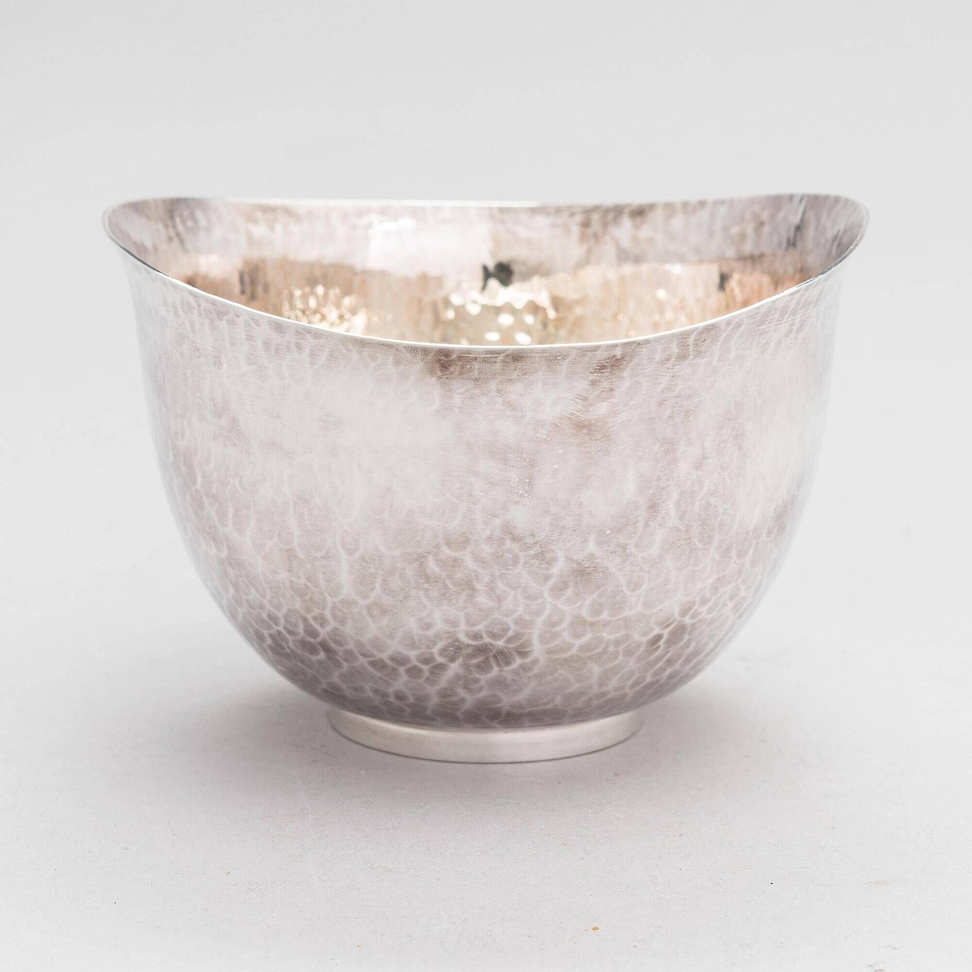 Eric Löfman Hammered sterling silver bowl MGAB, Uppsala 1986 Stamped